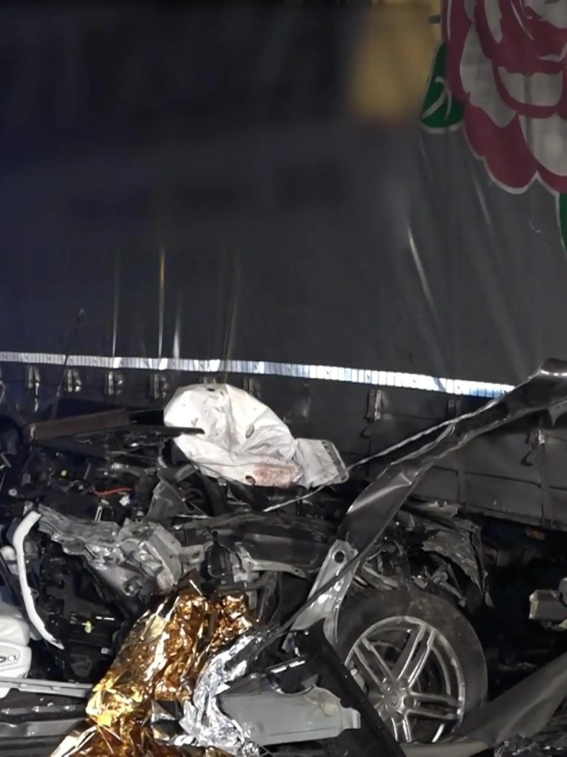 Ein schrecklicher Unfall hat sich auf der A3 bei Kitzingen zugetragen - ein Porsche raste in ein Stauende. Die Beifahrerin starb an der Unfallstelle.