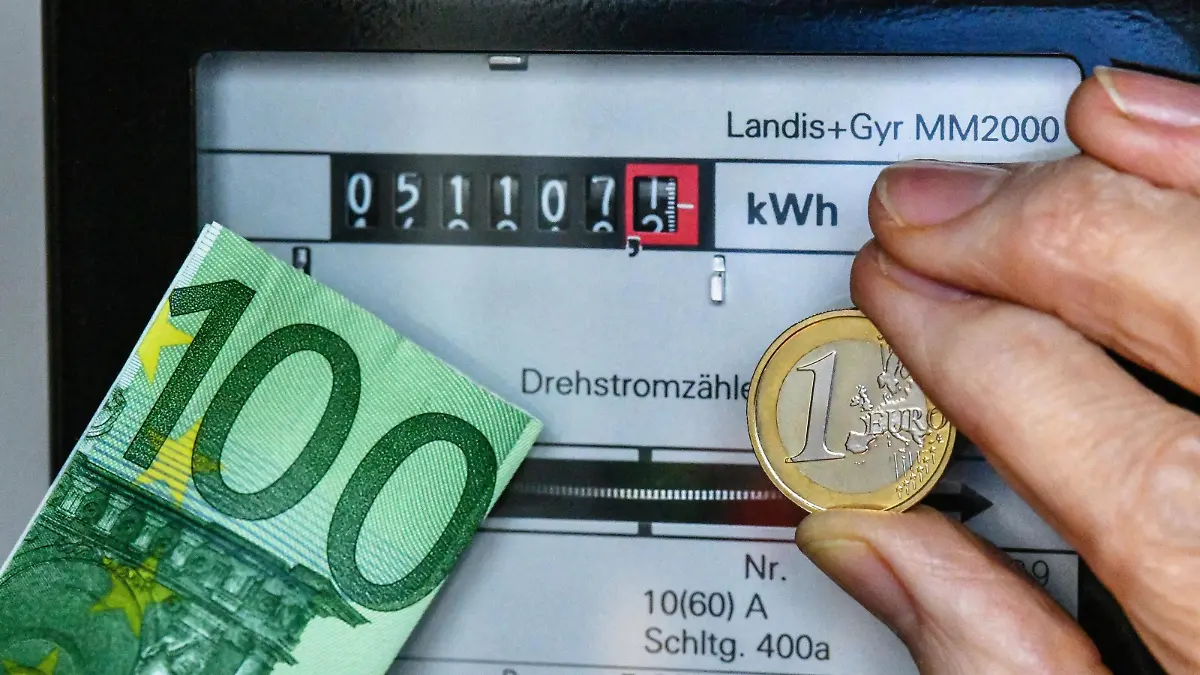 Stromzähler, Stromverbrauch, Stromkosten, 100-Euro-Schein
