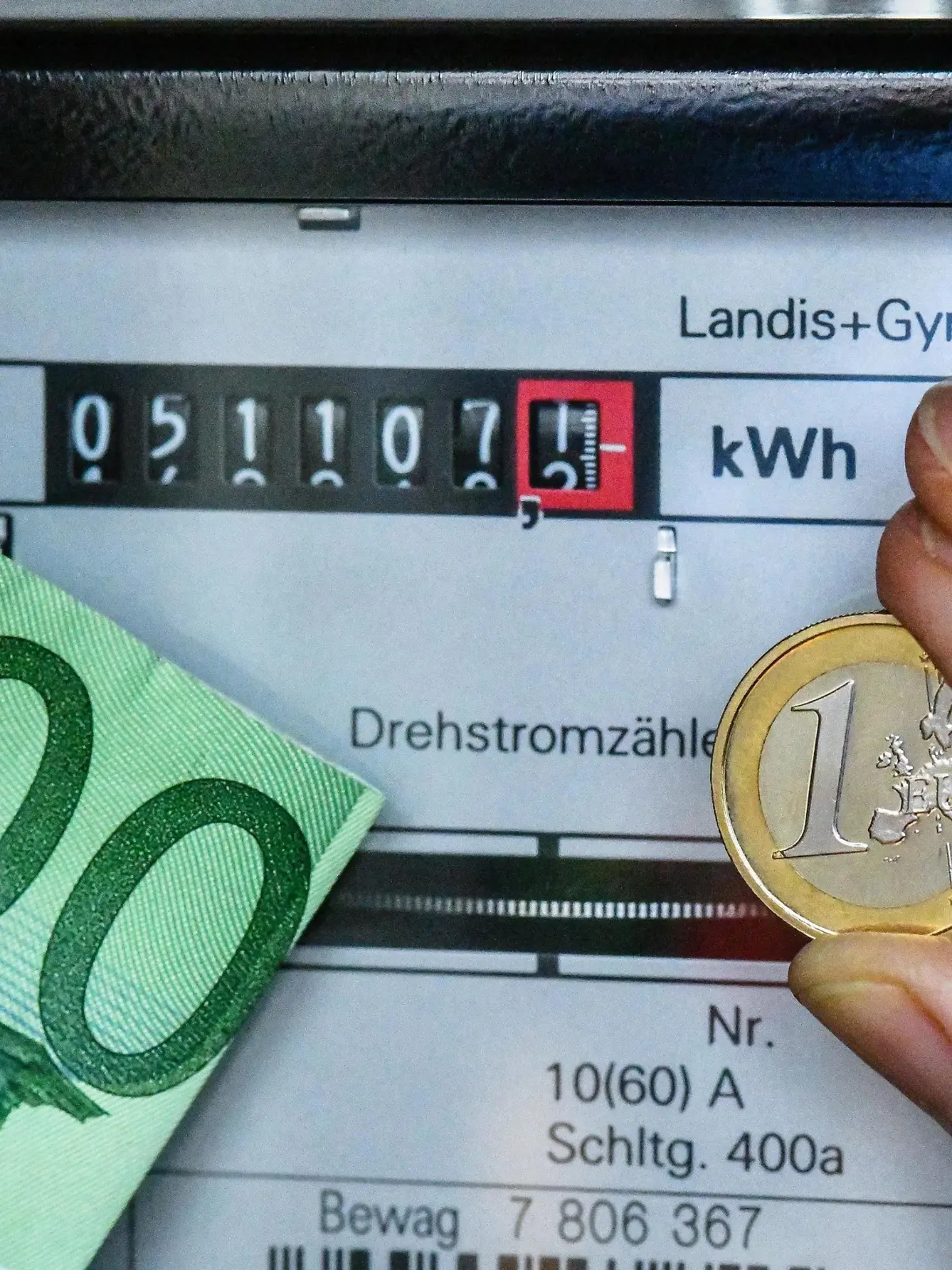 Stromzähler, Stromverbrauch, Stromkosten, 100-Euro-Schein