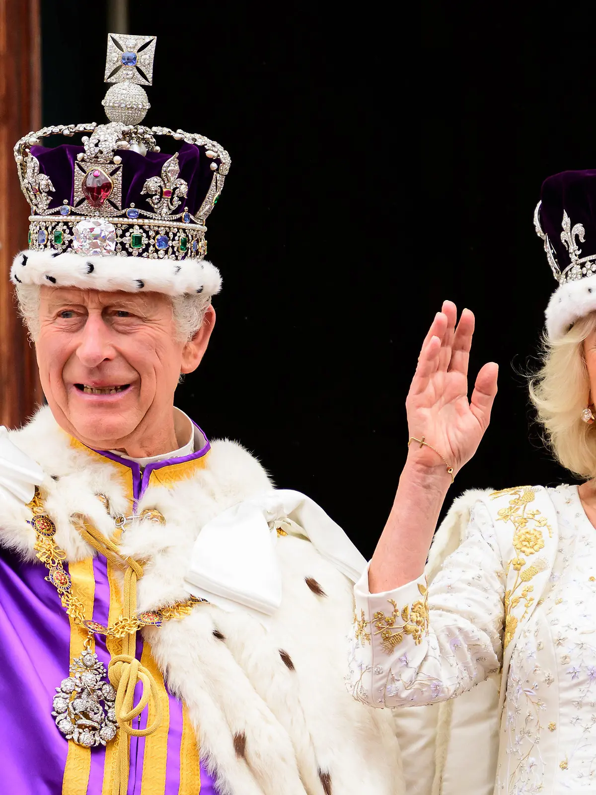 ARCHIV - 06.05.2023, Großbritannien, London: König Charles III. und Königin Camilla winken auf dem Balkon des Buckingham Palast nach ihrer Krönung in der Westminster Abbey, London. Der König wird das Parlament in diesem Jahr zum ersten Mal als Monarch eröffnen - mit einer Rückkehr zum vollen Prunk und Zeremoniell des Anlasses, während die Königin ihr Krönungskleid wieder anzieht. Foto: Leon Neal/PA Wire/dpa +++ dpa-Bildfunk +++