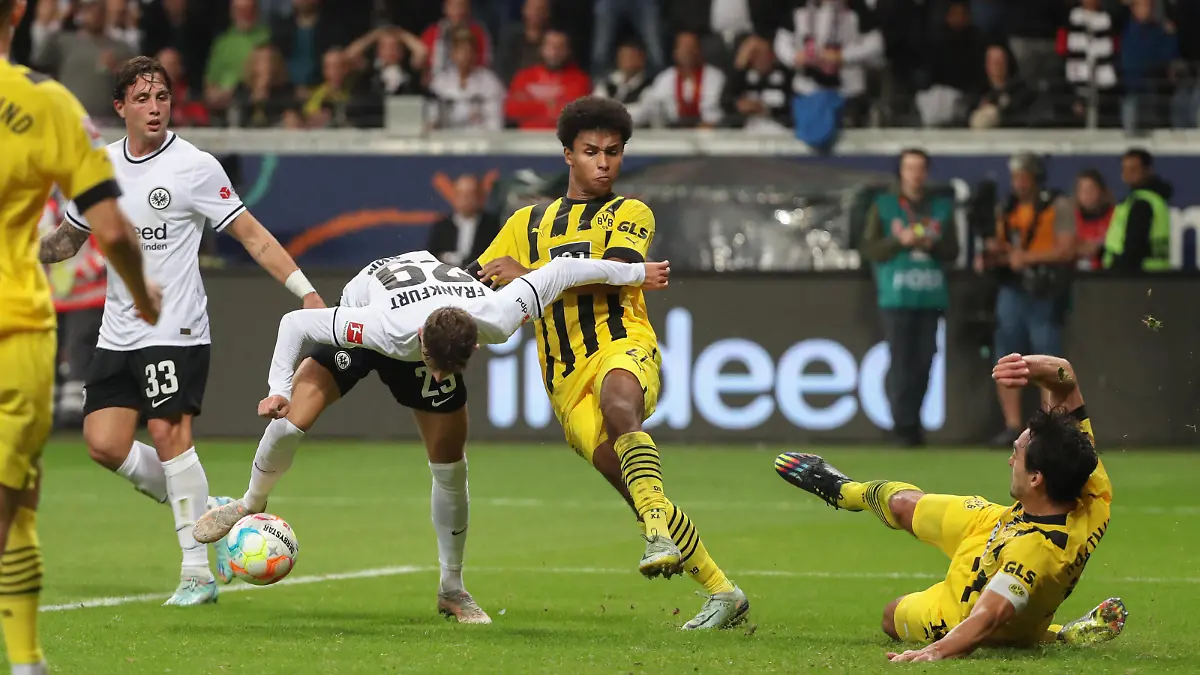 Fussball 1. Bundesliga: Eintracht Frankfurt - Borussia Dortmund am 29.10.2022 im Deutsche Bank Park in Frankfurt
Karim Adeyemi (Dortmund 27) mit einem Foul an Jesper Lindström / Lindstroem / Lindstrom (Frankfurt 29), Mats Hummels (Dortmund 15) versucht einzugreifen
Foto: osnapix
DFL regulations prohibit any use of photographs as image sequences and/or quasi-video. / action press
