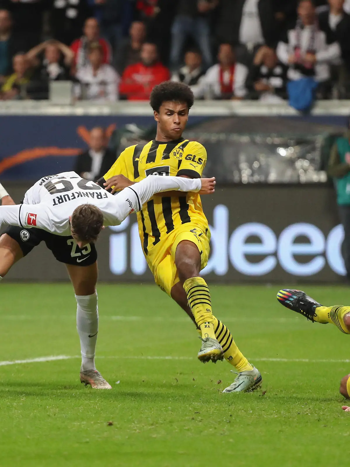 Fussball 1. Bundesliga: Eintracht Frankfurt - Borussia Dortmund am 29.10.2022 im Deutsche Bank Park in Frankfurt
Karim Adeyemi (Dortmund 27) mit einem Foul an Jesper Lindström / Lindstroem / Lindstrom (Frankfurt 29), Mats Hummels (Dortmund 15) versucht einzugreifen
Foto: osnapix
DFL regulations prohibit any use of photographs as image sequences and/or quasi-video. / action press