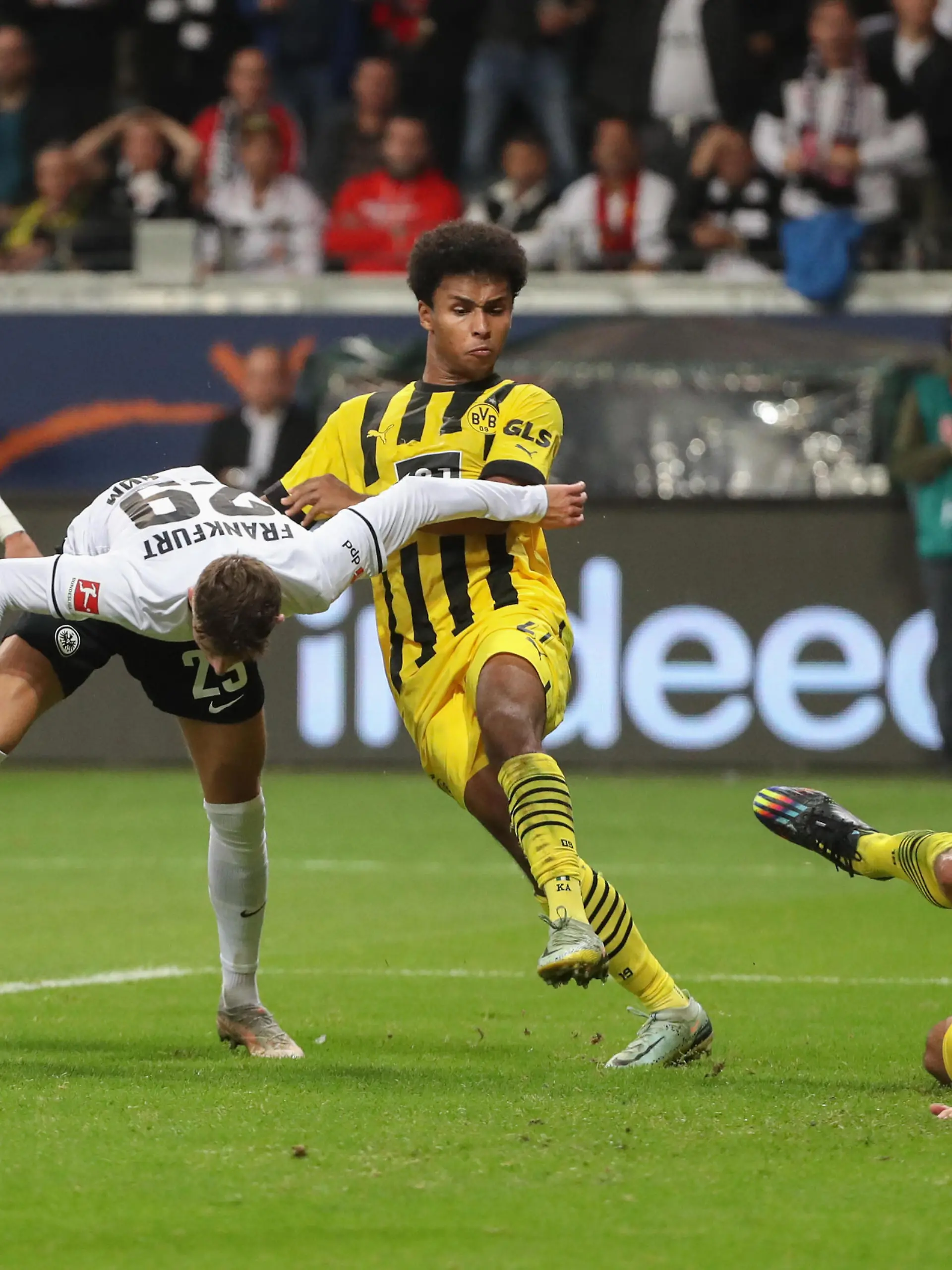 Fussball 1. Bundesliga: Eintracht Frankfurt - Borussia Dortmund am 29.10.2022 im Deutsche Bank Park in Frankfurt
Karim Adeyemi (Dortmund 27) mit einem Foul an Jesper Lindström / Lindstroem / Lindstrom (Frankfurt 29), Mats Hummels (Dortmund 15) versucht einzugreifen
Foto: osnapix
DFL regulations prohibit any use of photographs as image sequences and/or quasi-video. / action press