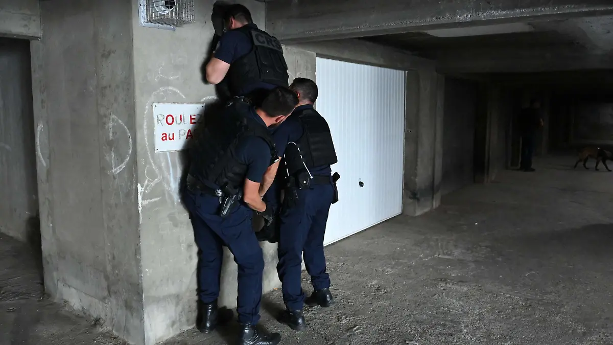ARCHIV - 11.10.2023, Frankreich, Nîmes: Französische Polizeibeamte kontrollieren einen Bezirk Pissevin. Nach dem Tod eines zehnjährigen Jungen in einem Drogenkonflikt in Südfrankreich hat die Justiz Ermittlungen gegen neun Verdächtige eingeleitet. Wie der Staatsanwalt von Marseille Bessone am Samstag, 18.11.2023, sagte, wurde ein Verfahren gegen sie gestartet. Foto: Sylvain Thomas/AFP/dpa +++ dpa-Bildfunk +++
