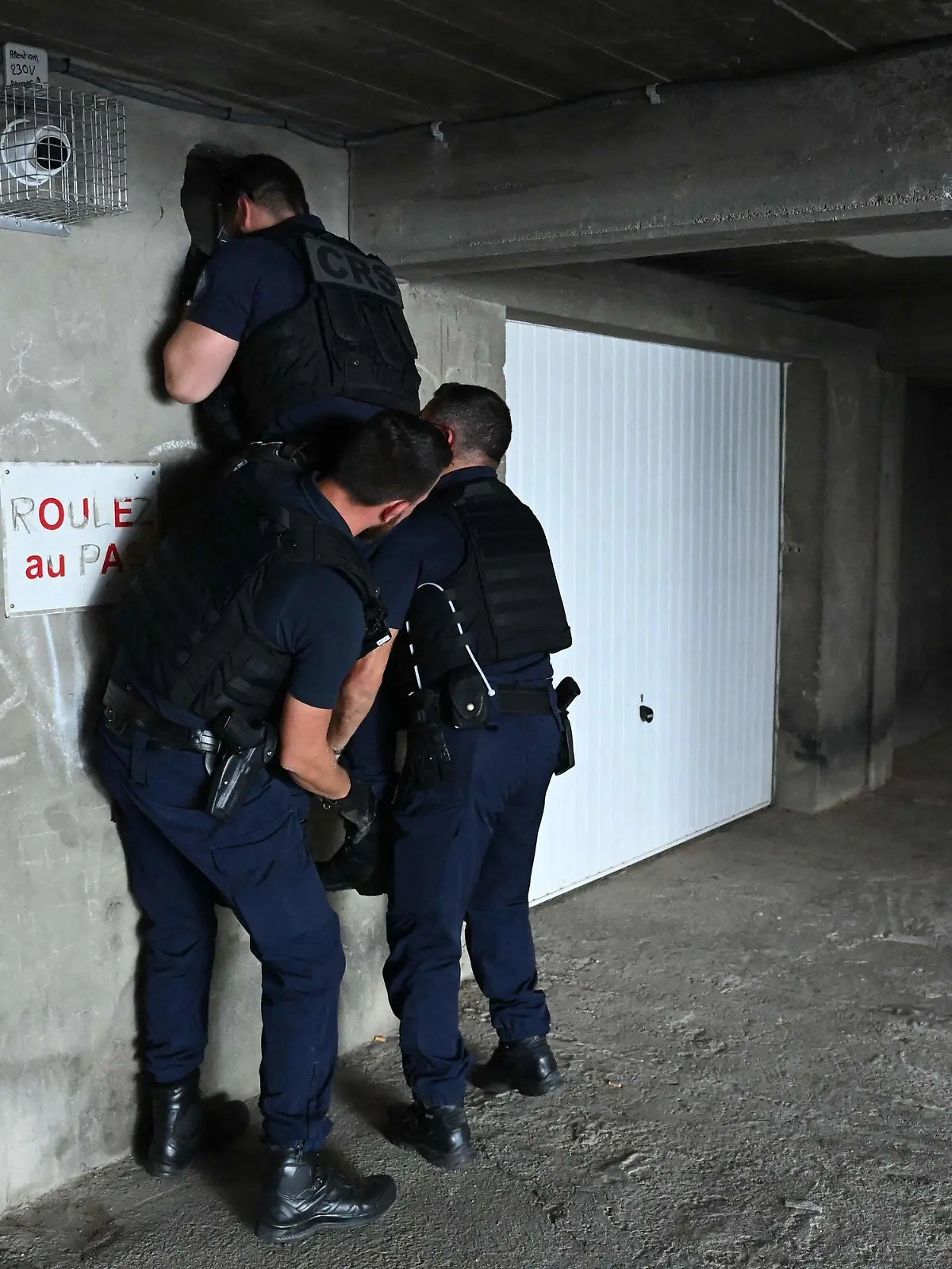 ARCHIV - 11.10.2023, Frankreich, Nîmes: Französische Polizeibeamte kontrollieren einen Bezirk Pissevin. Nach dem Tod eines zehnjährigen Jungen in einem Drogenkonflikt in Südfrankreich hat die Justiz Ermittlungen gegen neun Verdächtige eingeleitet. Wie der Staatsanwalt von Marseille Bessone am Samstag, 18.11.2023, sagte, wurde ein Verfahren gegen sie gestartet. Foto: Sylvain Thomas/AFP/dpa +++ dpa-Bildfunk +++