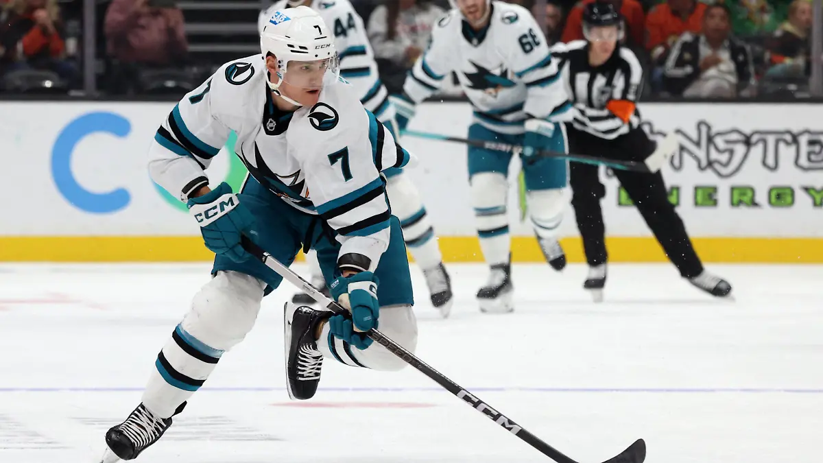 Nov 12, 2023; Anaheim, California, USA; San Jose Sharks center Nico Sturm (7) skates with the puck during the first period against the Anaheim Ducksa at Honda Center. Mandatory Credit: Jason Parkhurst-USA TODAY Sports