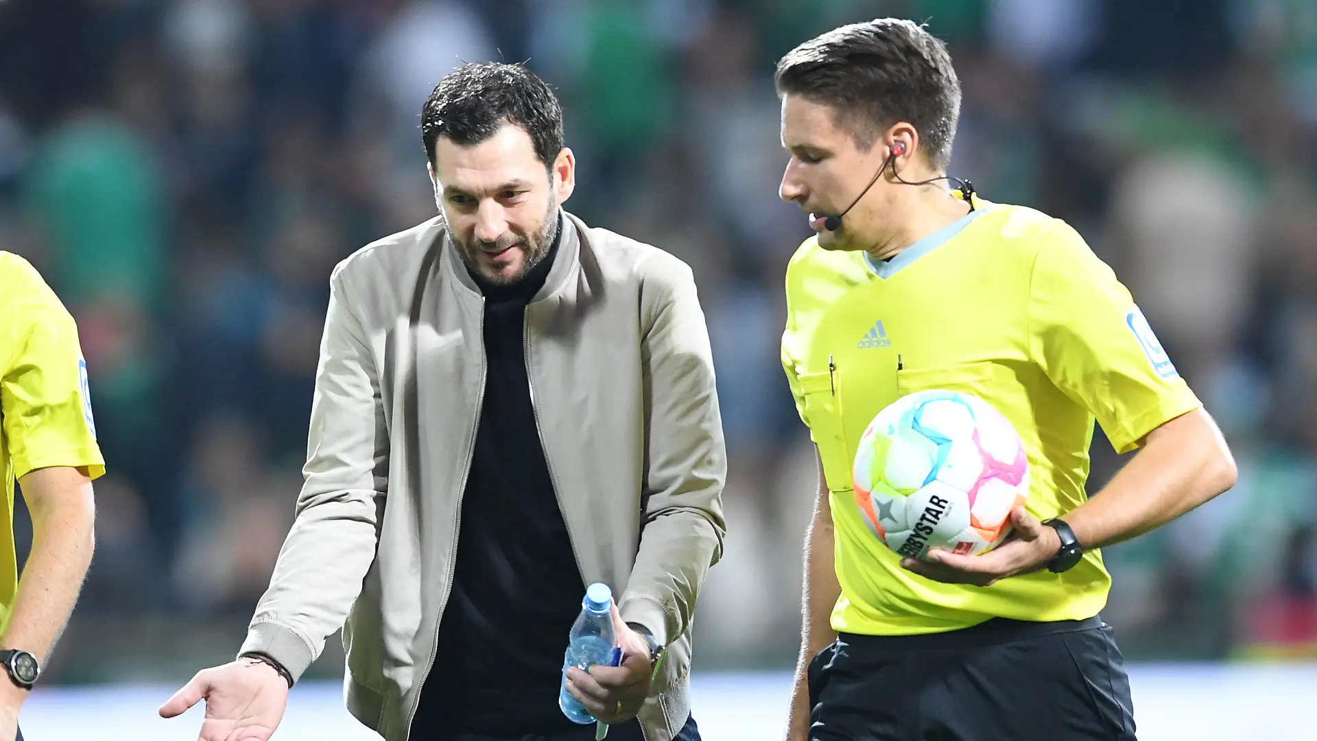 28.10.2022, Bremen: Fußball: Bundesliga, Werder Bremen - Hertha BSC, 12. Spieltag, wohninvest Weserstadion.Hertha Trainer Sandro Schwarz (l) diskutiert auf dem Weg in die Halbzeit mit Schiedsrichter Tobias Reichel. Foto: Carmen Jaspersen/dpa - WICHTIGER HINWEIS: Gemäß den Vorgaben der DFL Deutsche Fußball Liga bzw. des DFB Deutscher Fußball-Bund ist es untersagt, in dem Stadion und/oder vom Spiel angefertigte Fotoaufnahmen in Form von Sequenzbildern und/oder videoähnlichen Fotostrecken zu verwerten bzw. verwerten zu lassen. +++ dpa-Bildfunk +++