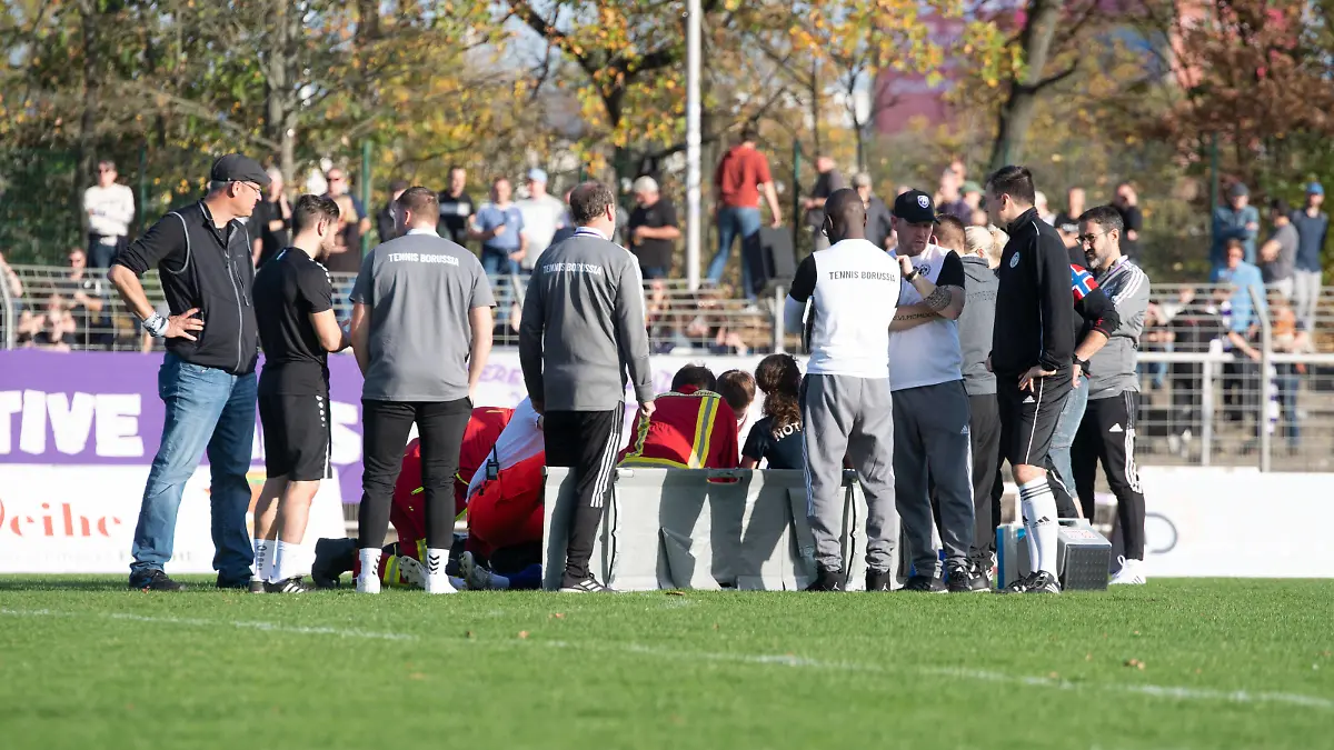 Fussball, Herren, Saison 2022/2023, Regionalliga Nordost 11. Spieltag, Tennis Borussia Berlin - FC Energie Cottbus, Lucas Bähr TeBe am Boden, das Spiel ist lange unterbrochen, der Notarzt wurde gerufen, 30.10. 2022, *** Football, men, season 2022 2023, Regionalliga Nordost 11 matchday , Tennis Borussia Berlin FC Energie Cottbus, Lucas Bähr TeBe on the ground, the game is suspended for a long time, the emergency doctor was called, 30 10 2022, Copyright: xSebastianxRäppold/MatthiasxKochx