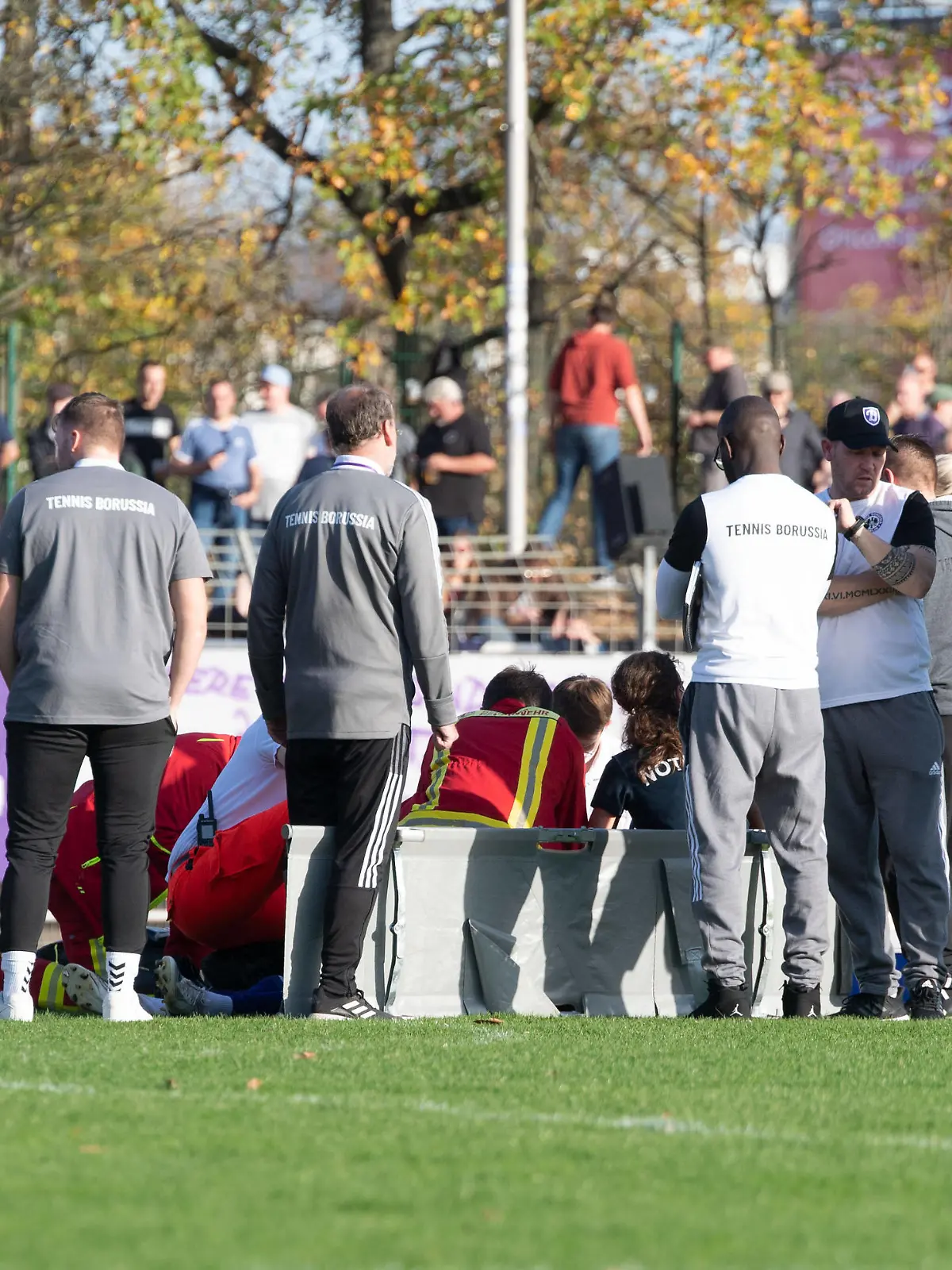 Fussball, Herren, Saison 2022/2023, Regionalliga Nordost 11. Spieltag, Tennis Borussia Berlin - FC Energie Cottbus, Lucas Bähr TeBe am Boden, das Spiel ist lange unterbrochen, der Notarzt wurde gerufen, 30.10. 2022, *** Football, men, season 2022 2023, Regionalliga Nordost 11 matchday , Tennis Borussia Berlin FC Energie Cottbus, Lucas Bähr TeBe on the ground, the game is suspended for a long time, the emergency doctor was called, 30 10 2022, Copyright: xSebastianxRäppold/MatthiasxKochx 