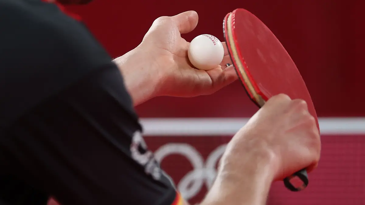 Ein Tischtennisspieler in Aktion.