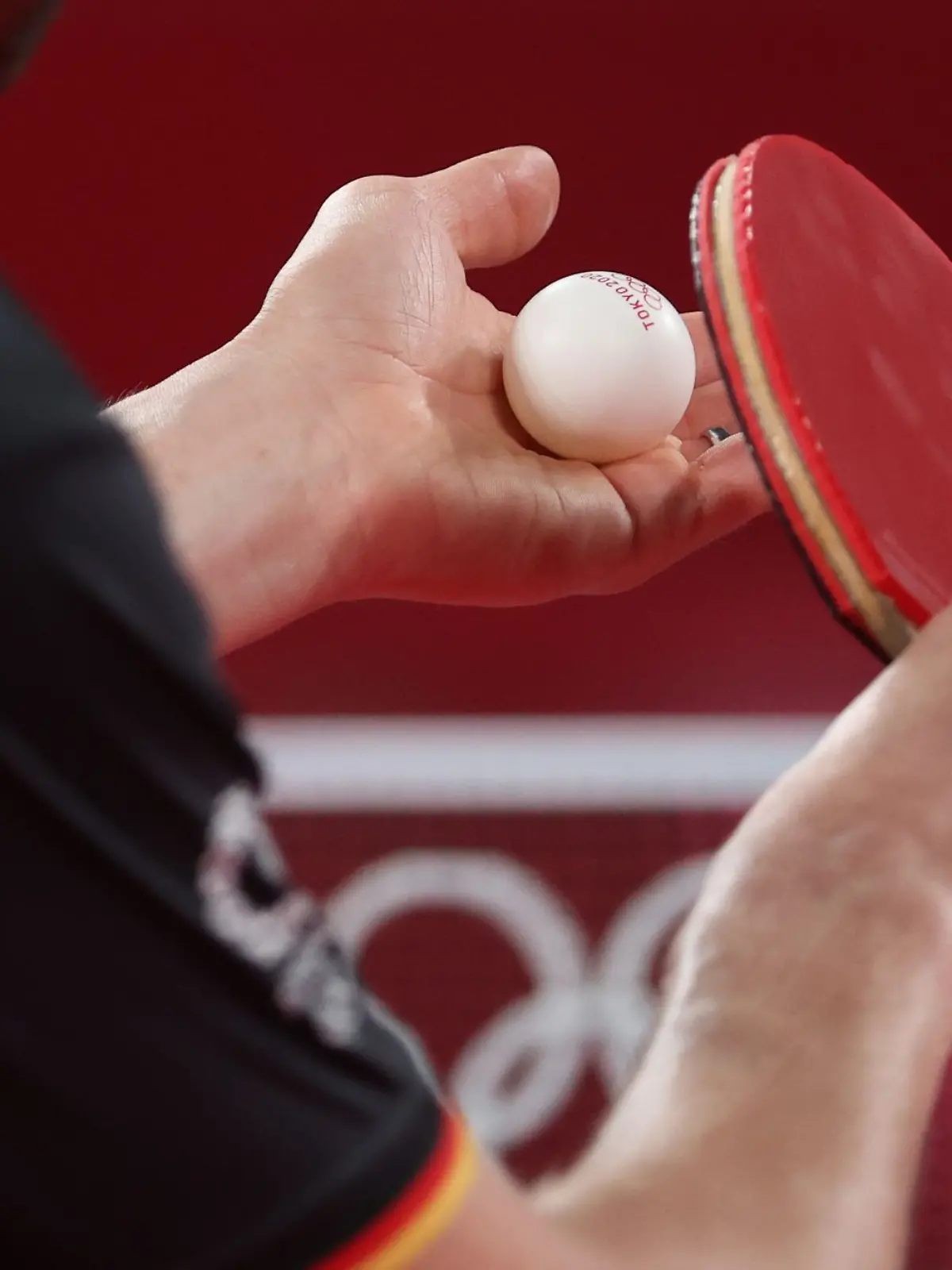 Ein Tischtennisspieler in Aktion.