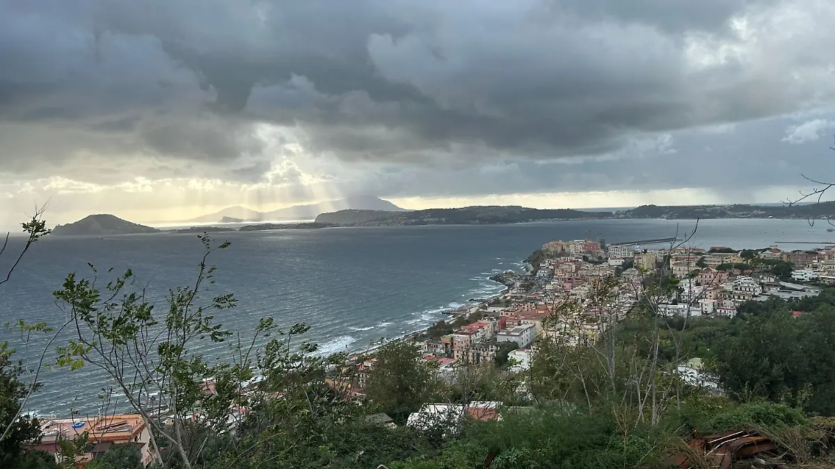 03.11.2023, Italien, Pozzuoli: Die Stadt Pozzuoli im Westen der italienischen Millionenmetropole Neapel. Die Stadt liegt auf dem Supervulkan Campi Flegrei, wo Experten nach einer Serie von Erdbeben Schlimmeres befürchten. (Zu dpa: «Die Angst spielt mit - Neapel in Sorge vor Supervulkan») Foto: Christoph Sator/dpa +++ dpa-Bildfunk +++