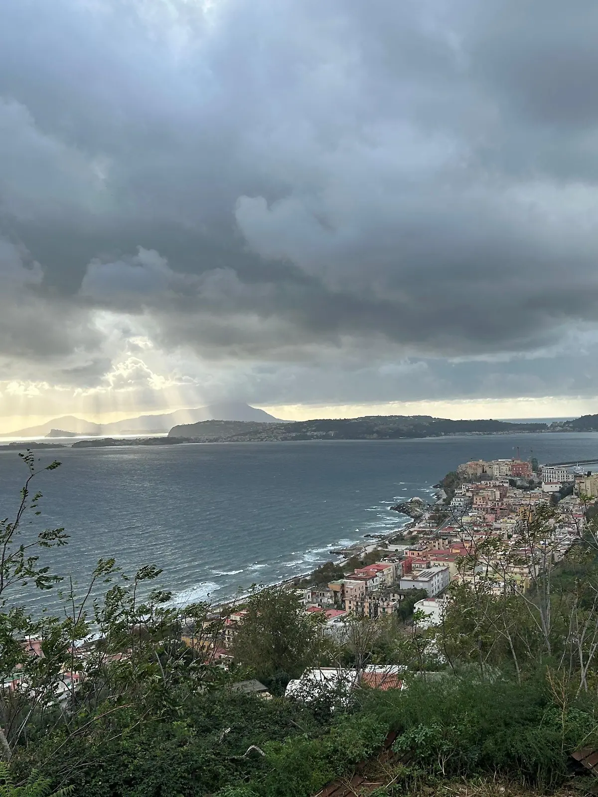 03.11.2023, Italien, Pozzuoli: Die Stadt Pozzuoli im Westen der italienischen Millionenmetropole Neapel. Die Stadt liegt auf dem Supervulkan Campi Flegrei, wo Experten nach einer Serie von Erdbeben Schlimmeres befürchten. (Zu dpa: «Die Angst spielt mit - Neapel in Sorge vor Supervulkan») Foto: Christoph Sator/dpa +++ dpa-Bildfunk +++