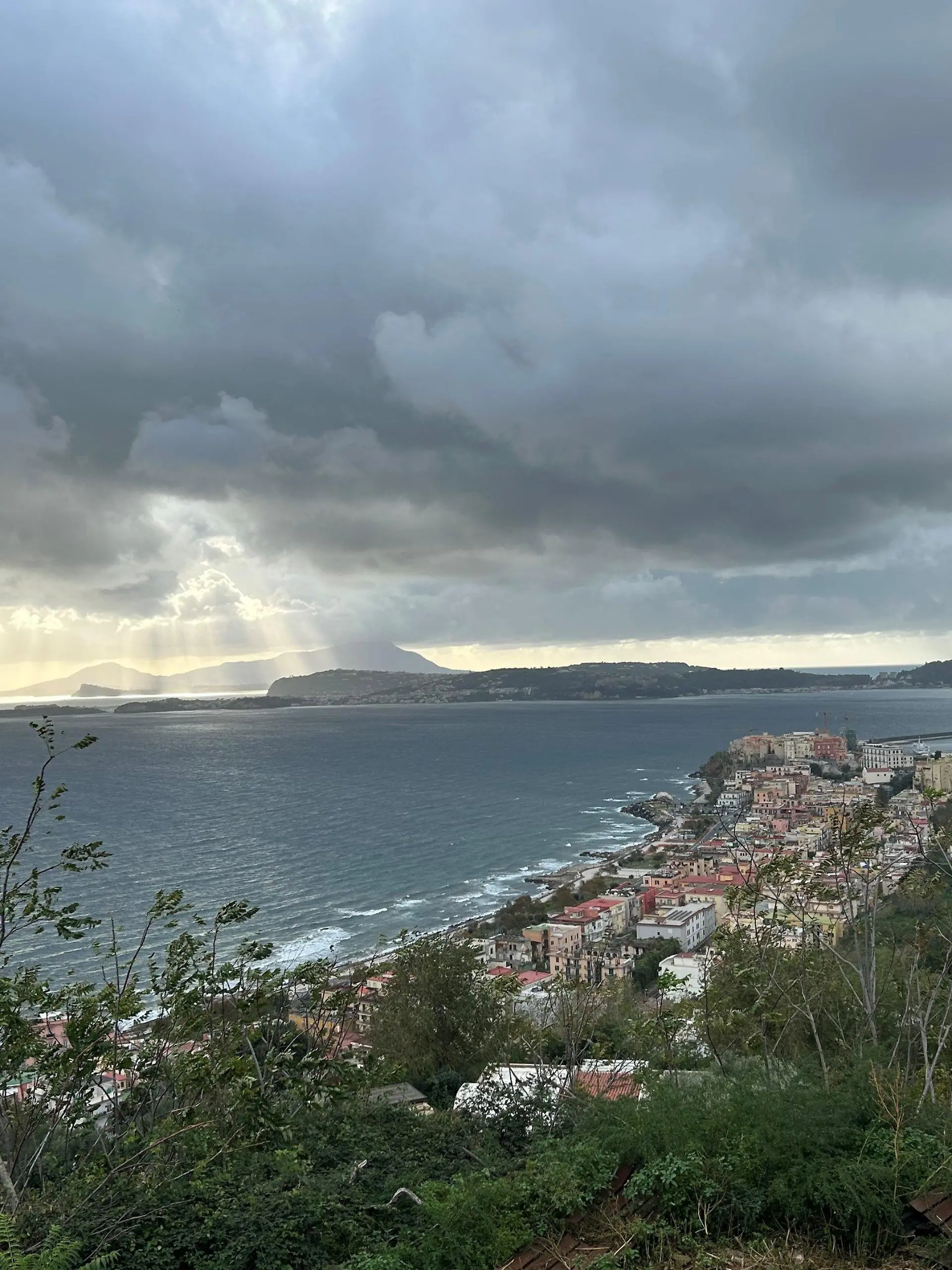 03.11.2023, Italien, Pozzuoli: Die Stadt Pozzuoli im Westen der italienischen Millionenmetropole Neapel. Die Stadt liegt auf dem Supervulkan Campi Flegrei, wo Experten nach einer Serie von Erdbeben Schlimmeres befürchten. (Zu dpa: «Die Angst spielt mit - Neapel in Sorge vor Supervulkan») Foto: Christoph Sator/dpa +++ dpa-Bildfunk +++