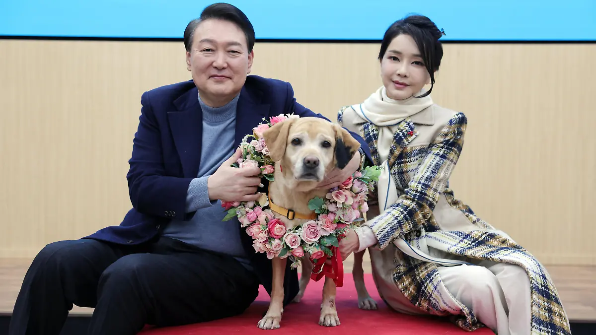 Yoon, first lady's new adopted dog President Yoon Suk Yeol (L) and first lady Kim Keon Hee pose for a photo with a retired guide dog, named Saeromi, after adopting her at Samsung Guide Dog School in Yongin, south of Seoul, on Dec. 24, 2022, in this photo provided by the presidential office. (PHOTO NOT FOR SALE) (Yonhap)/2022-12-24 20:20:30/