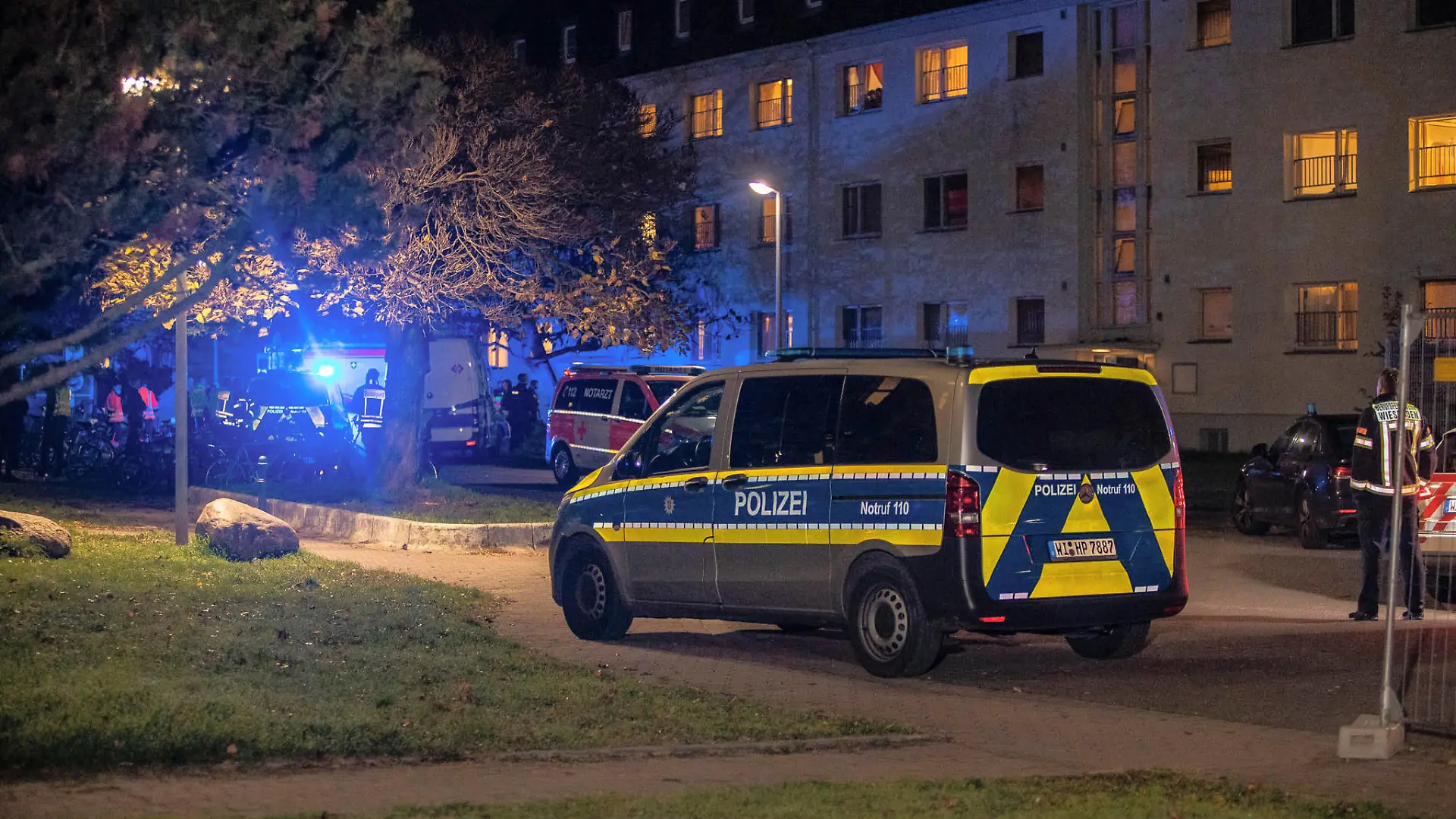28.10.2022, Hessen, Wiesbaden: Rettungskräfte arbeiten in Mainz-Kastel. Bei einer Auseinandersetzung in einer Asylunterkunft im Wiesbadener Ortsbezirk Mainz-Kastel ist eine Person gestorben. Zudem waren zwei Frauen im Zusammenhang mit dem Streit in der Unterkunft am späten Freitagabend schwer verletzt worden. Foto: Jonas Kießling/Wiesbaden112.de/dpa +++ dpa-Bildfunk +++