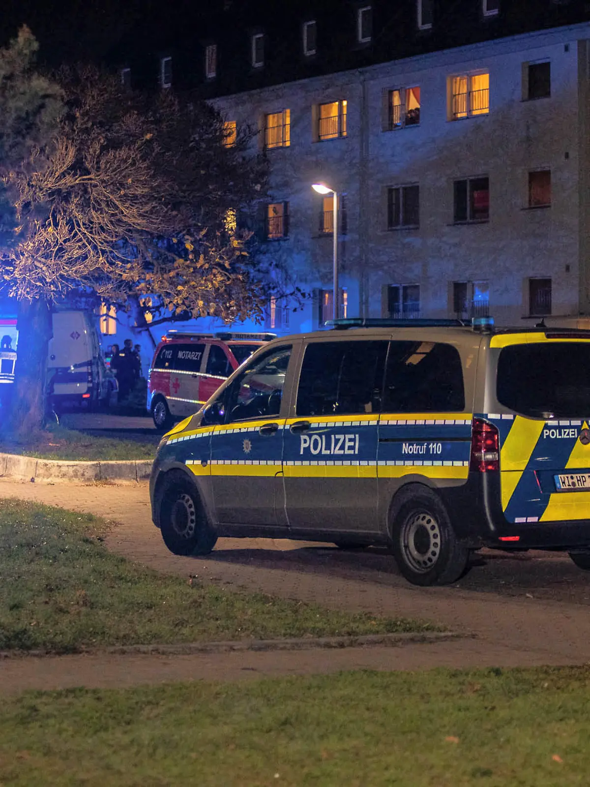 28.10.2022, Hessen, Wiesbaden: Rettungskräfte arbeiten in Mainz-Kastel. Bei einer Auseinandersetzung in einer Asylunterkunft im Wiesbadener Ortsbezirk Mainz-Kastel ist eine Person gestorben. Zudem waren zwei Frauen im Zusammenhang mit dem Streit in der Unterkunft am späten Freitagabend schwer verletzt worden. Foto: Jonas Kießling/Wiesbaden112.de/dpa +++ dpa-Bildfunk +++