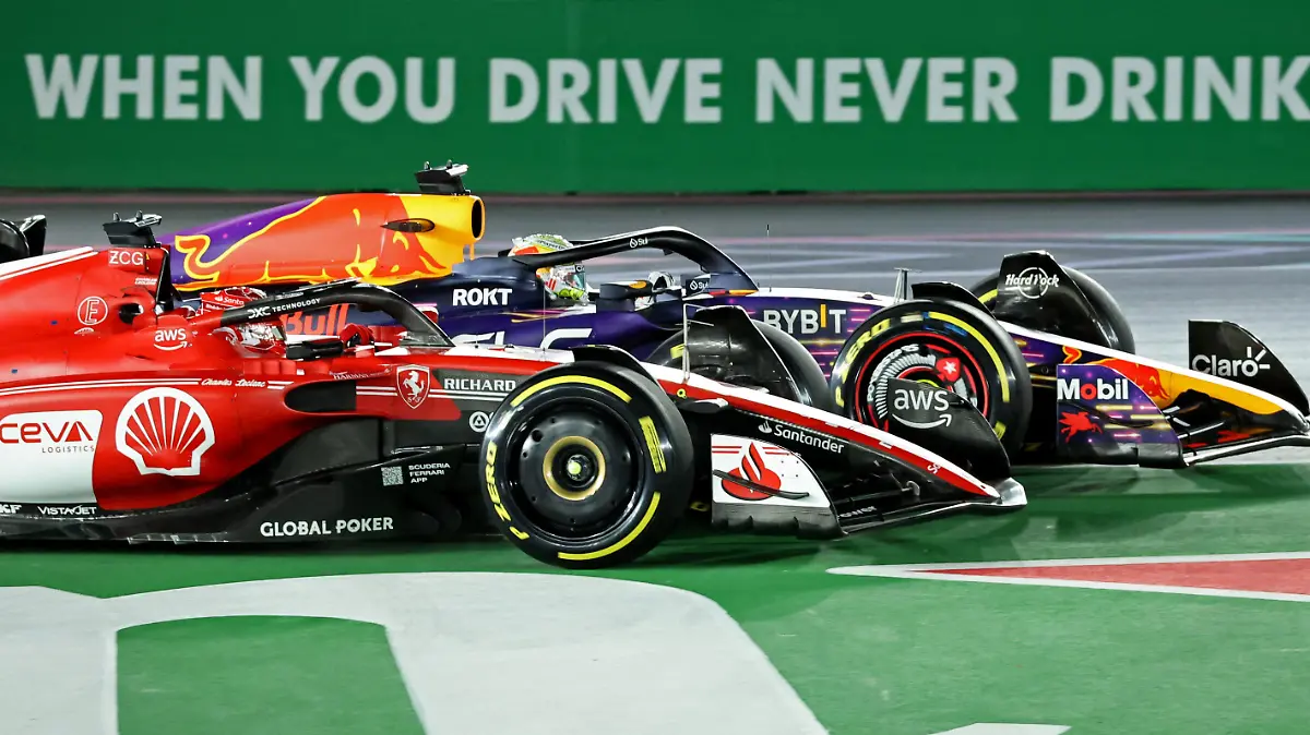 Formula One F1 - Las Vegas Grand Prix - Las Vegas Strip Circuit, Las Vegas, Nevada, U.S - November 18, 2023 Red Bull's Max Verstappen and Ferrari's Charles Leclerc in action during the race REUTERS/Mike Blake
