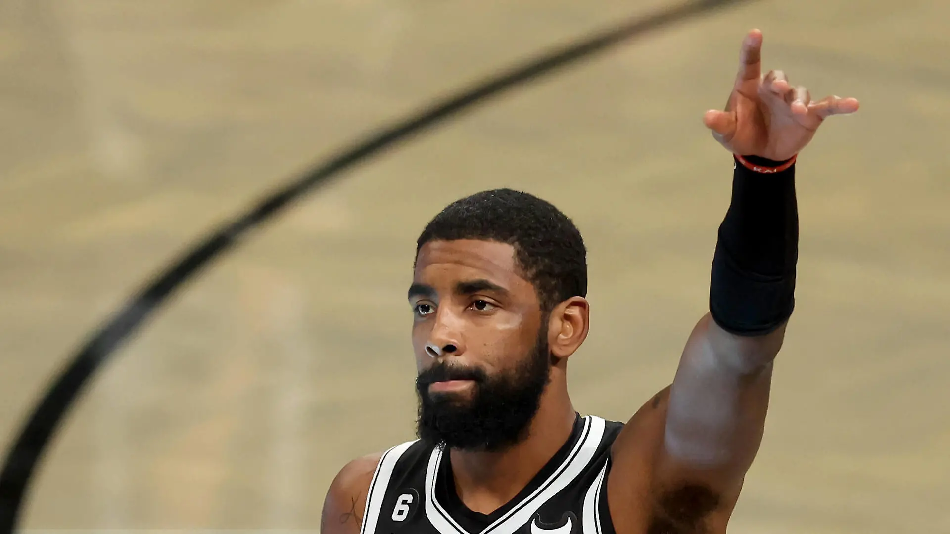  NBA, Basketball Herren, USA Dallas Mavericks at Brooklyn Nets Oct 27, 2022 Brooklyn, New York, USA Brooklyn Nets guard Kyrie Irving 11 points into the stands before the start of a game against the Dallas Mavericks at Barclays Center. Brooklyn Barclays Center New York USA, EDITORIAL USE ONLY PUBLICATIONxINxGERxSUIxAUTxONLY Copyright: xBradxPennerx 20221027_bjp_ae5_007