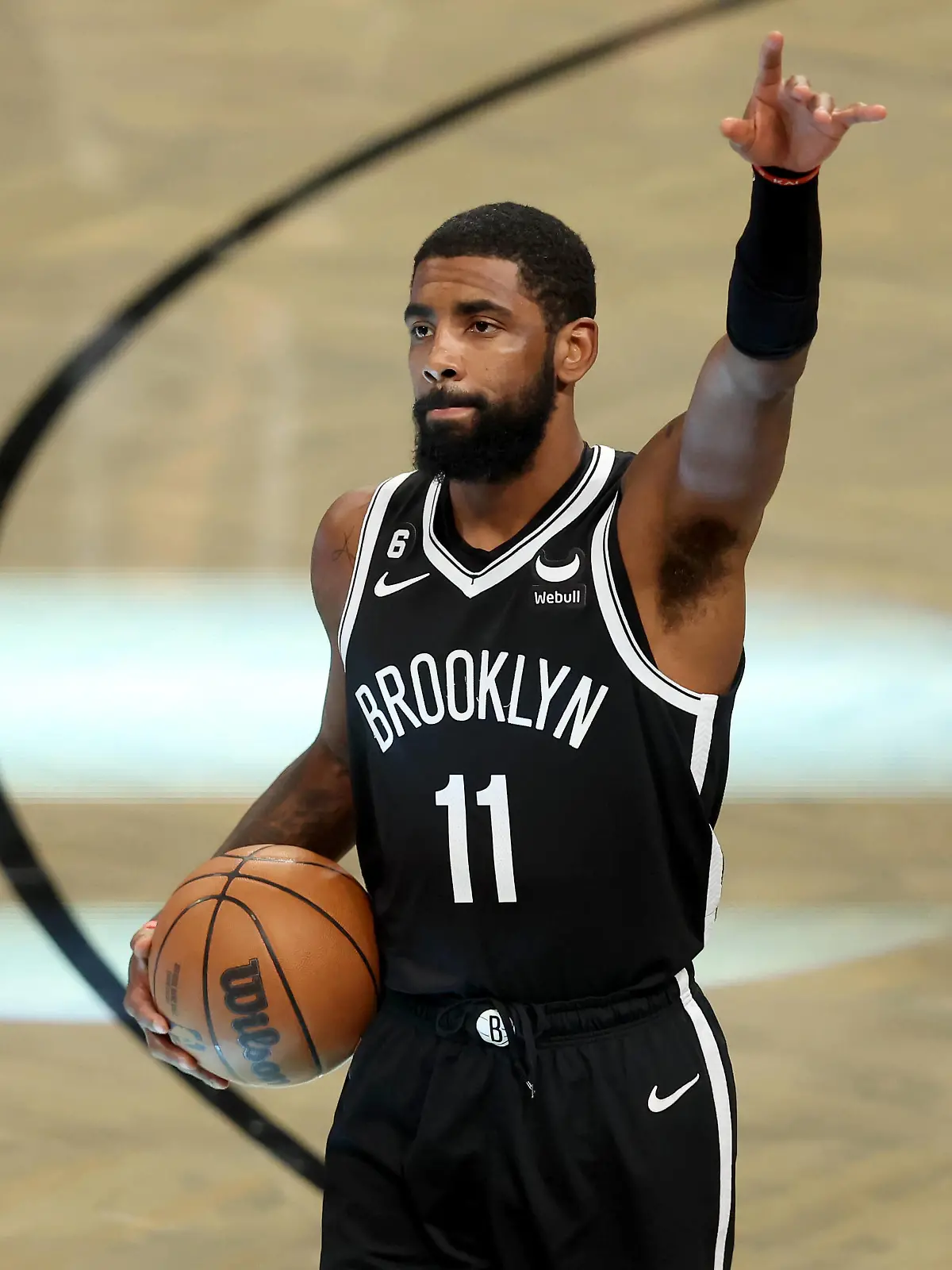  NBA, Basketball Herren, USA Dallas Mavericks at Brooklyn Nets Oct 27, 2022 Brooklyn, New York, USA Brooklyn Nets guard Kyrie Irving 11 points into the stands before the start of a game against the Dallas Mavericks at Barclays Center. Brooklyn Barclays Center New York USA, EDITORIAL USE ONLY PUBLICATIONxINxGERxSUIxAUTxONLY Copyright: xBradxPennerx 20221027_bjp_ae5_007