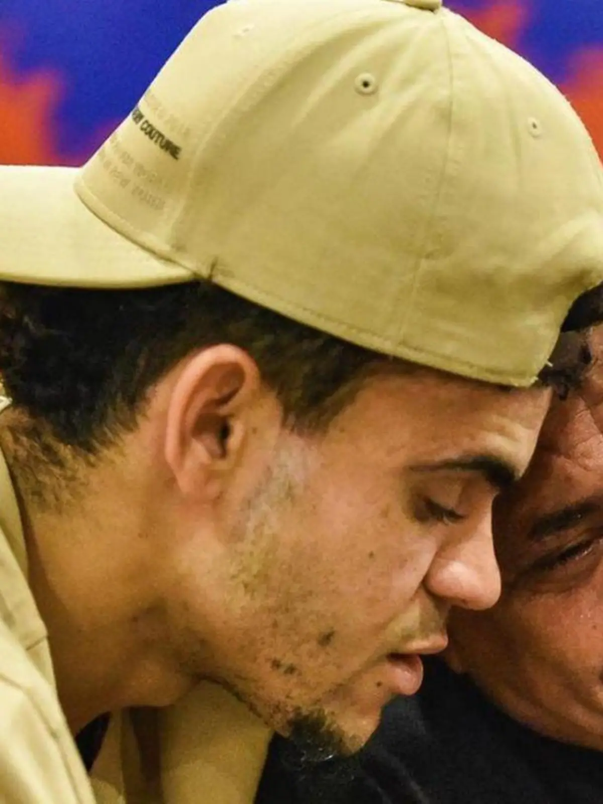 Luis Diaz nimmt seinen Vater in den Arm