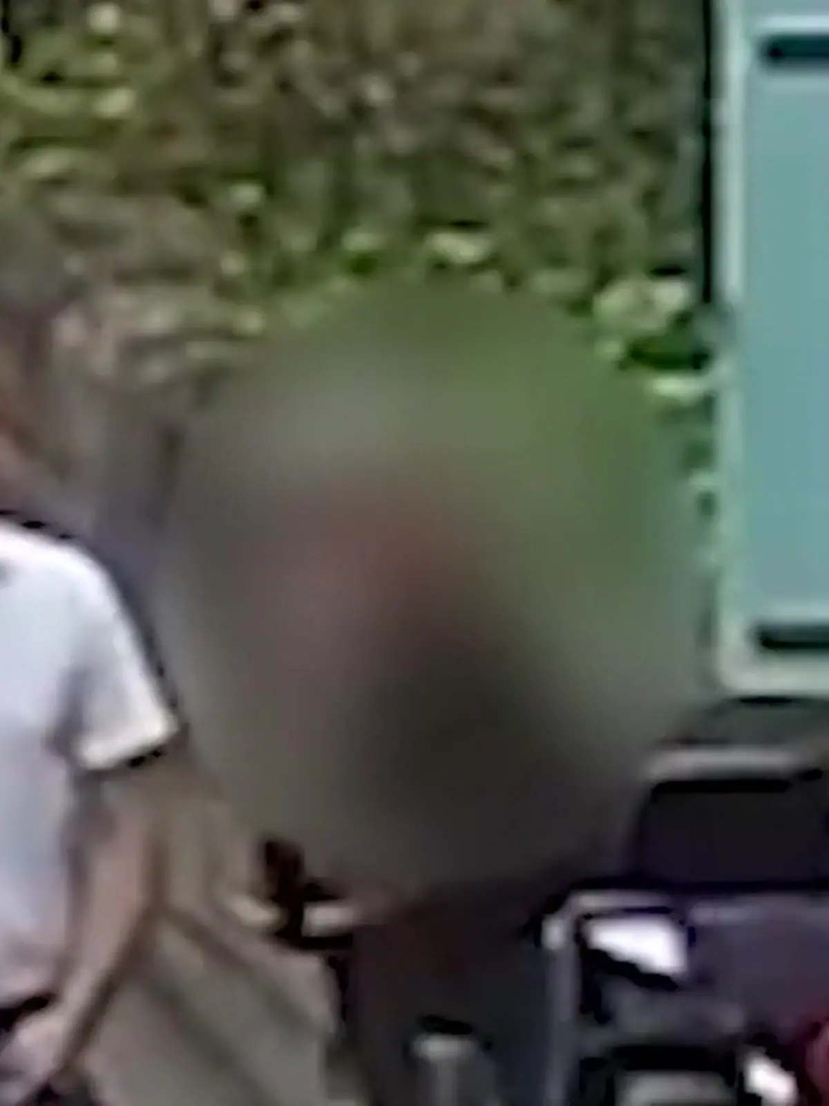 Dieser Überfall auf einen wehrlosen 88-Jährigen macht sprachlos. Der Täter bittet den gutmütigen Mann um Geld - und bekommt ca. vier Euro. Die anschließende Umarmung nutzt der Dieb dann, um sich dreist die Brieftasche des Rentners zu schnappen. Im Anschluss flüchtet der Täter und LACHT auch noch über die Hilflosigkeit seines Opfers.