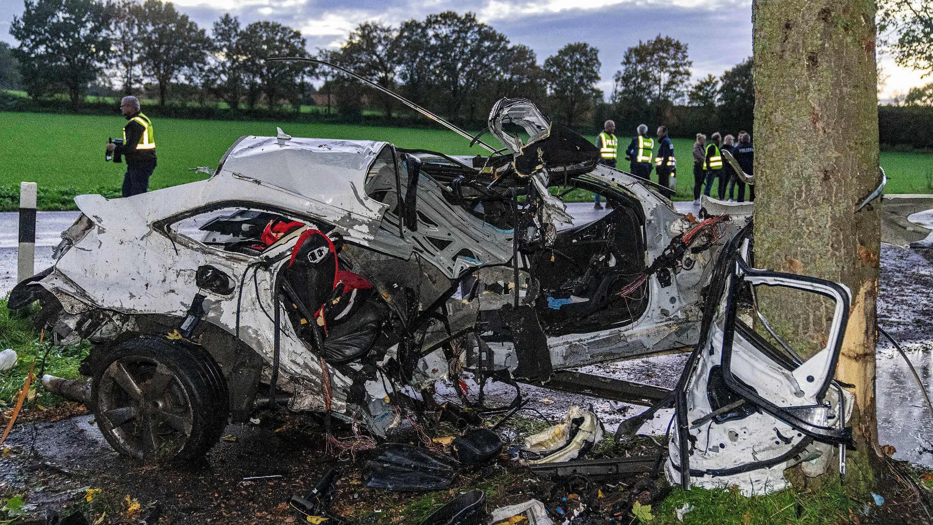 24.10.2022, Nordrhein-Westfalen, Rheurdt: Das Wrack eines Autos nach einem Unfall. Bei einem Aufprall eines Autos gegen einen Baum sind drei Menschen im Kreis Kleve ums Leben gekommen, darunter ein Kind und ein Säugling. Ein Mitfahrer habe lebensgefährliche Verletzungen erlitten, wie die Polizei am Montagabend mitteilte. Nach ersten Erkenntnissen der Ermittler war der Pkw aus unbekannter Ursache am Montagnachmittag bei Rheurdt-Schaephuysen von der Fahrbahn abgekommen und gegen den Baum geprallt. Foto: Arnulf Stoffel/dpa +++ dpa-Bildfunk +++