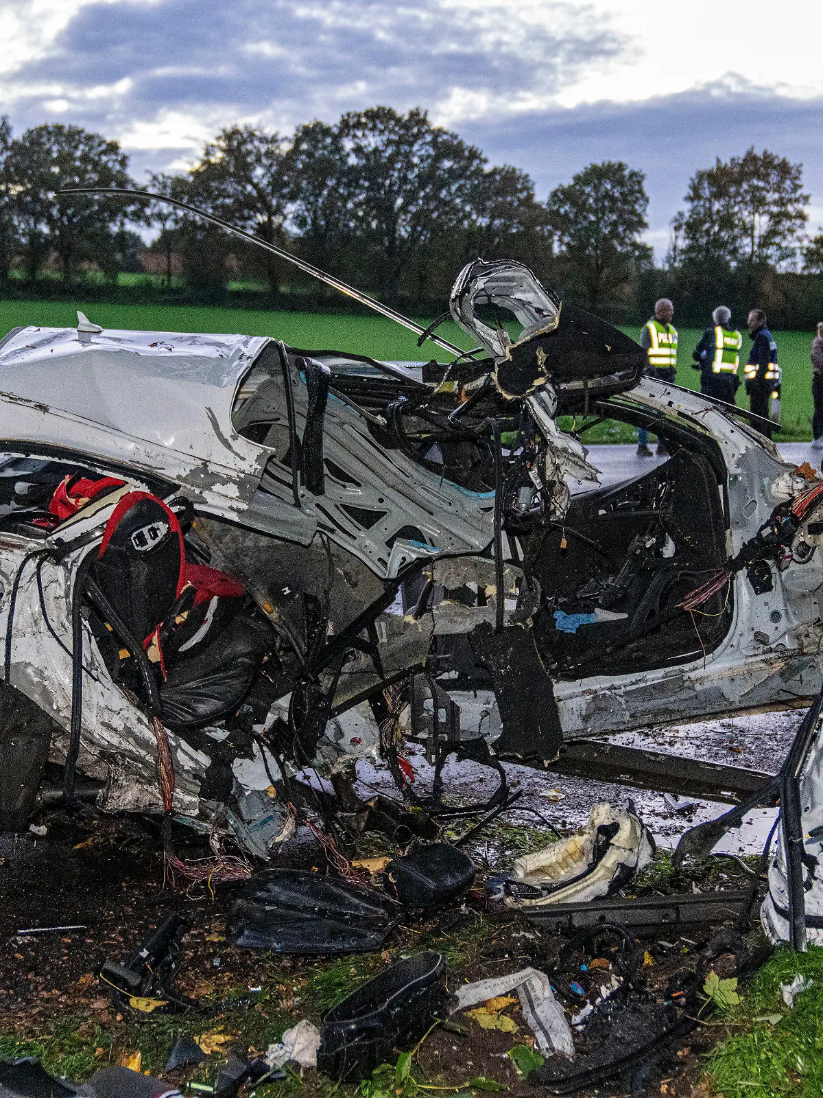 24.10.2022, Nordrhein-Westfalen, Rheurdt: Das Wrack eines Autos nach einem Unfall. Bei einem Aufprall eines Autos gegen einen Baum sind drei Menschen im Kreis Kleve ums Leben gekommen, darunter ein Kind und ein Säugling. Ein Mitfahrer habe lebensgefährliche Verletzungen erlitten, wie die Polizei am Montagabend mitteilte. Nach ersten Erkenntnissen der Ermittler war der Pkw aus unbekannter Ursache am Montagnachmittag bei Rheurdt-Schaephuysen von der Fahrbahn abgekommen und gegen den Baum geprallt. Foto: Arnulf Stoffel/dpa +++ dpa-Bildfunk +++