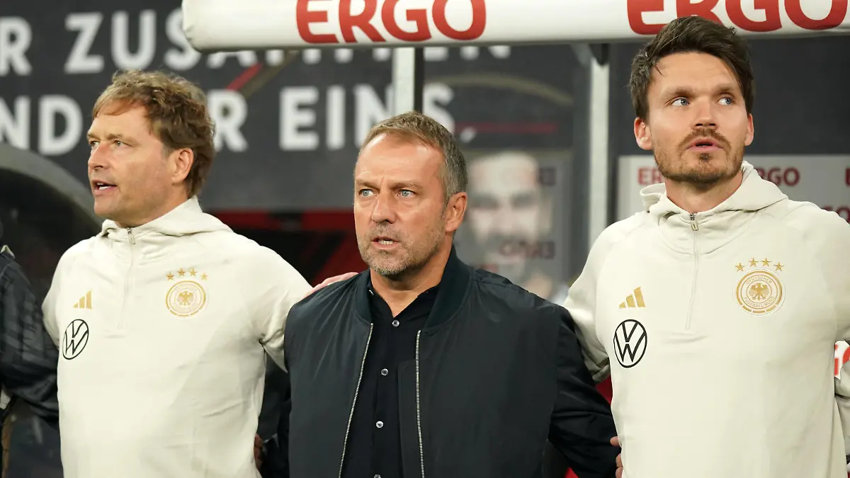  Fussball, UEFA Nations League, Gruppe C, Spiel 5 Deutschland - Ungarn , 23.09.2022, Red Bull Leipzig, Marcus Sorg, Hansi Flick, Danny Röhl, alle Deutschland , *** Football, UEFA Nations League, Group C, Match 5 Germany Hungary , 23 09 2022, Red Bull Leipzig, Marcus Sorg, Hansi Flick, Danny Röhl, all Germany ,