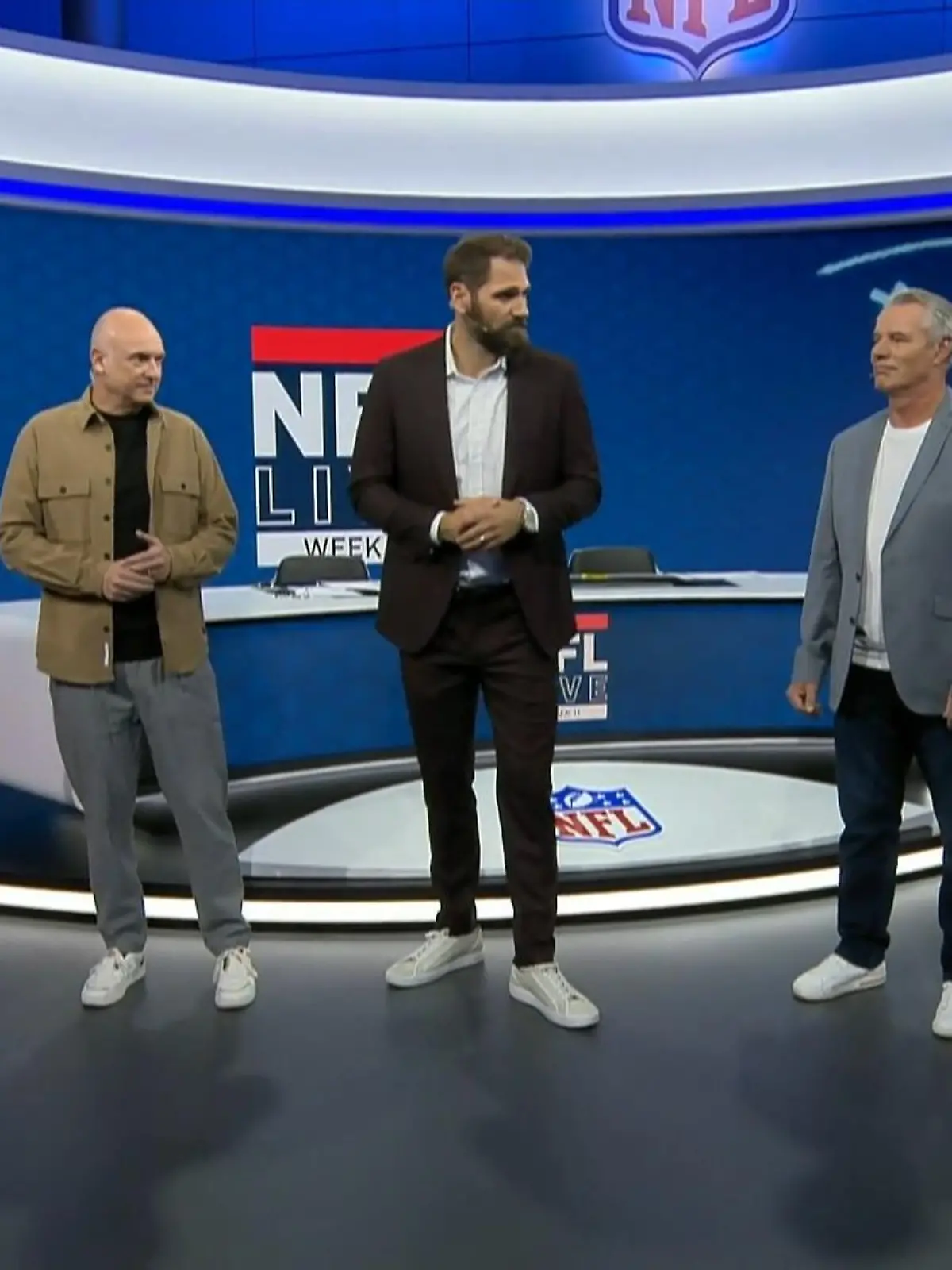 Auch die NFL-Experten Stefan Vollmer und Jan Stecker sind schockiert über die plötzliche Entlassung von Jakob Johnson bei den Las Vegas Raiders. Der Deutsche wird laut Meinung von Vollmer Opfer der Trainerentlassung. Auch seine Position spielt eine Rolle.