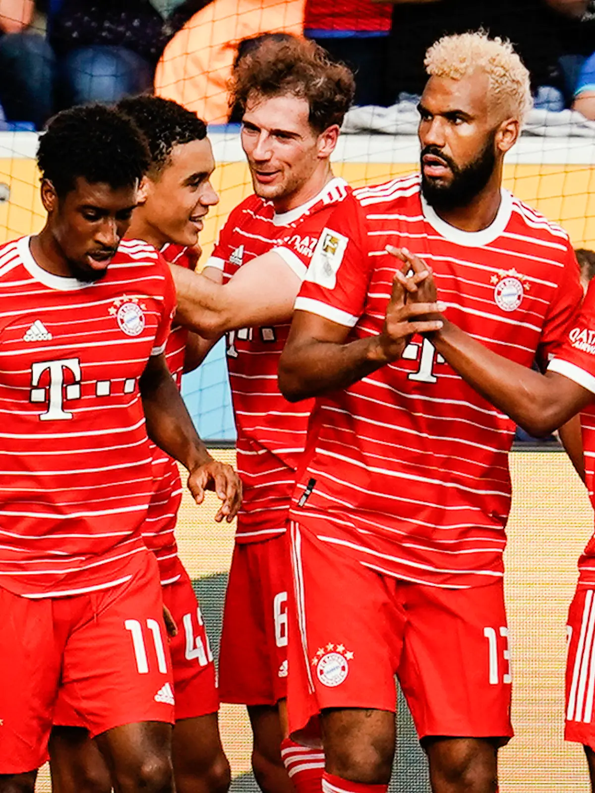 ARCHIV - 22.10.2022, Baden-Württemberg, Sinsheim: Fußball: Bundesliga, TSG 1899 Hoffenheim - Bayern München, 11. Spieltag, PreZero Arena. Münchens Torschütze Jamal Musiala (2.v.l.) jubelt mit den Mannschaftskollegen  Kingsley Coman (l), Leon Goretzka (3.v.l.), Eric Maxim Choupo-Moting und Serge Gnabry (r) über das Tor zum 0:1.Die Bayern stehen in der Tabelle wieder besser da. (zu dpa: «Bayern-Stürmer trifft und trifft») (zu dpa: «Bayern gegen Werder auch in Sat.1») Foto: Uwe Anspach/Deutsche Presse-Agentur GmbH/dpa - WICHTIGER HINWEIS: Gemäß den Vorgaben der DFL Deutsche Fußball Liga bzw. des DFB Deutscher Fußball-Bund ist es untersagt, in dem Stadion und/oder vom Spiel angefertigte Fotoaufnahmen in Form von Sequenzbildern und/oder videoähnlichen Fotostrecken zu verwerten bzw. verwerten zu lassen. +++ dpa-Bildfunk +++
