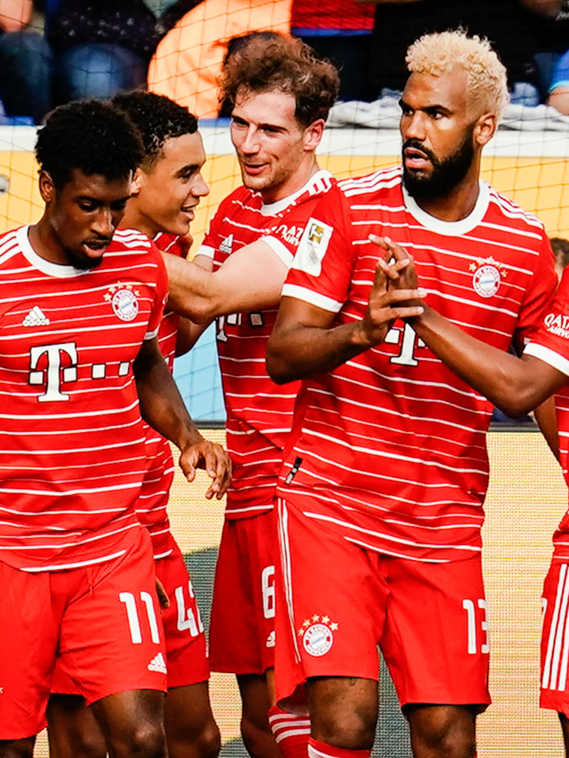 ARCHIV - 22.10.2022, Baden-Württemberg, Sinsheim: Fußball: Bundesliga, TSG 1899 Hoffenheim - Bayern München, 11. Spieltag, PreZero Arena. Münchens Torschütze Jamal Musiala (2.v.l.) jubelt mit den Mannschaftskollegen  Kingsley Coman (l), Leon Goretzka (3.v.l.), Eric Maxim Choupo-Moting und Serge Gnabry (r) über das Tor zum 0:1.Die Bayern stehen in der Tabelle wieder besser da. (zu dpa: «Bayern-Stürmer trifft und trifft») (zu dpa: «Bayern gegen Werder auch in Sat.1») Foto: Uwe Anspach/Deutsche Presse-Agentur GmbH/dpa - WICHTIGER HINWEIS: Gemäß den Vorgaben der DFL Deutsche Fußball Liga bzw. des DFB Deutscher Fußball-Bund ist es untersagt, in dem Stadion und/oder vom Spiel angefertigte Fotoaufnahmen in Form von Sequenzbildern und/oder videoähnlichen Fotostrecken zu verwerten bzw. verwerten zu lassen. +++ dpa-Bildfunk +++