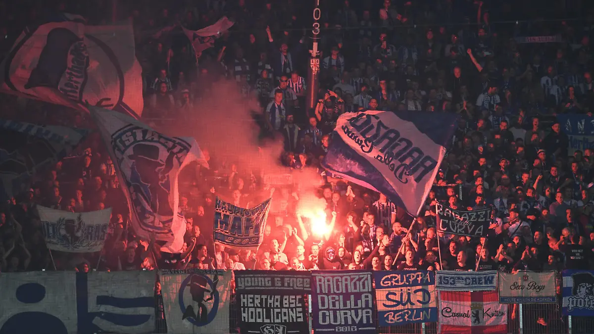 28.10.2022, Bremen: Fußball: Bundesliga, Werder Bremen - Hertha BSC, 12. Spieltag, wohninvest Weserstadion. Hertha Fans haben Pyrotechnik gezündet. Foto: Carmen Jaspersen/dpa - WICHTIGER HINWEIS: Gemäß den Vorgaben der DFL Deutsche Fußball Liga bzw. des DFB Deutscher Fußball-Bund ist es untersagt, in dem Stadion und/oder vom Spiel angefertigte Fotoaufnahmen in Form von Sequenzbildern und/oder videoähnlichen Fotostrecken zu verwerten bzw. verwerten zu lassen. +++ dpa-Bildfunk +++