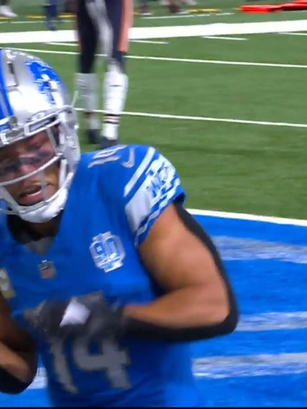 Amon-Ra St. Brown bringt die Detroit Lions gegen die Chicago Bears mit einem tollen Touchdown in Führung. Das Ganze wird mit einem sehenswerten Tanz zelebriert. Der Deutsch-Amerikaner befindet sich also nach wie vor in Bestform - sowohl sportlich als auch beim Jubel.