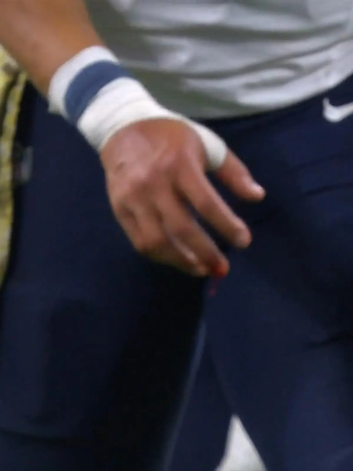 Justin Fields will nach dem guten Start in die Partie mit seinen Chicago Bears das Momentum aufrechterhalten und lässt sich nicht stoppen. Auch nicht durch eine blutende Wunde.