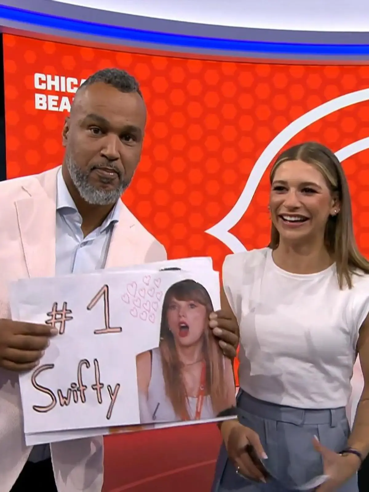 "Swifty4life" und "#1 Swifty" strahlt auf den Plakaten von NFL-Experte "Coach" Patrick Esume, der offenbar ein großer Fan des Pop-Stars Taylor Swift ist. Wie gut, dass Esume die Sängerin aufgrund ihrer Beziehung zu Travis Kelce jetzt öfter zu Gesicht bekommt - zumindest vor dem Bildschirm.