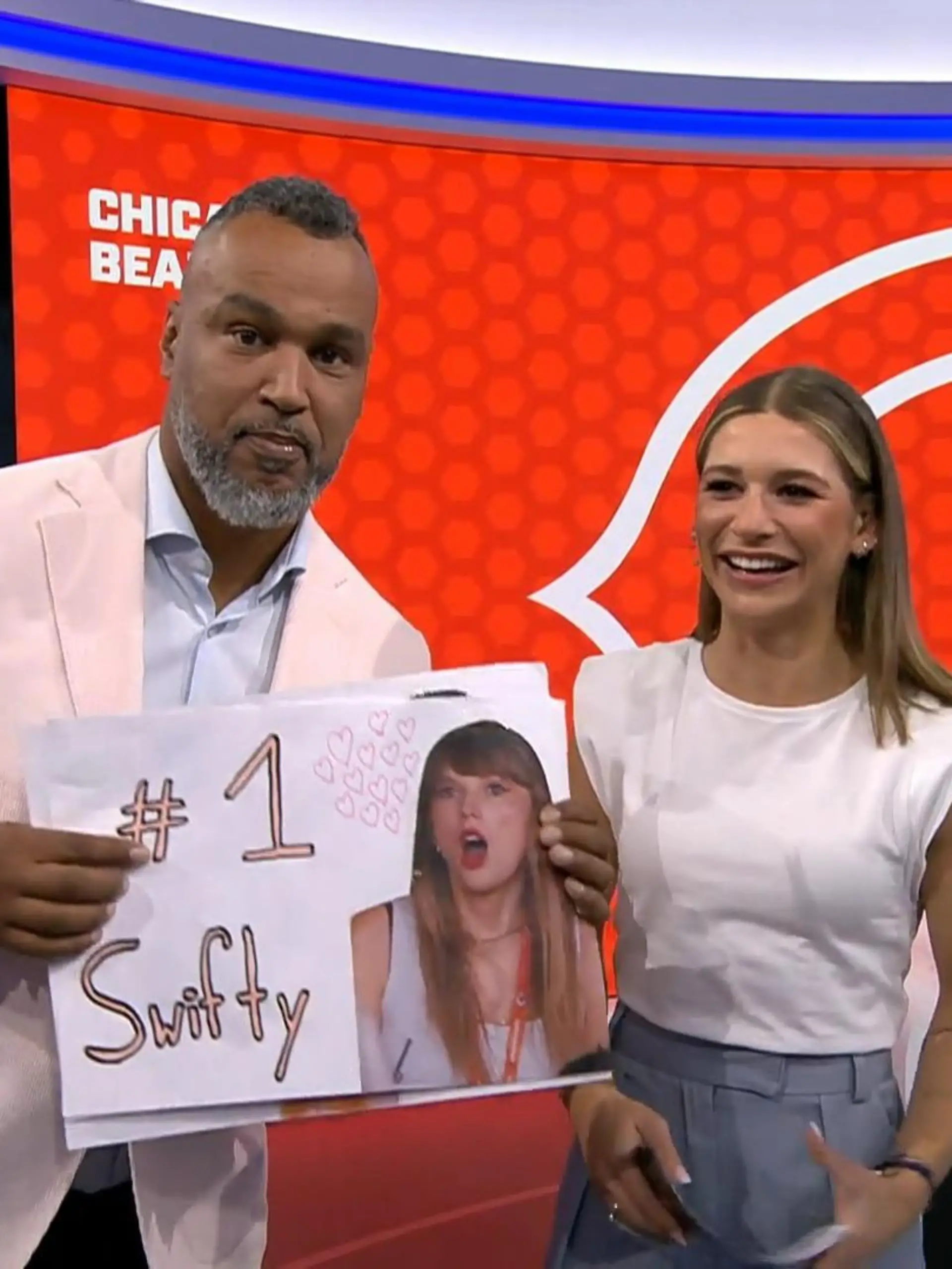 "Swifty4life" und "#1 Swifty" strahlt auf den Plakaten von NFL-Experte "Coach" Patrick Esume, der offenbar ein großer Fan des Pop-Stars Taylor Swift ist. Wie gut, dass Esume die Sängerin aufgrund ihrer Beziehung zu Travis Kelce jetzt öfter zu Gesicht bekommt - zumindest vor dem Bildschirm.