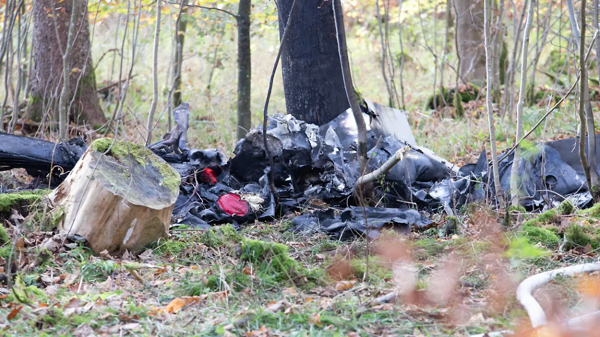  Flugzeugabsturz, 29.10.2022, Baden-Württemberg, Altheim Alb: Rettungskräfte sichern am Mittwoch nach dem Absturz eines Kleinflugzeugs eine Unfallstelle im Wald. Aus ungeklärter Ursache stürzte die Maschine ab brannte aus. Zwei Menschen starben. Altheim Alb Baden-Württemberg Deutschland Altheim Alb *** Plane crash, 29 10 2022, Baden Württemberg, Altheim Alb Rescue workers secure an accident site in the forest on Wednesday after the crash of a small plane For unexplained reasons, the plane crashed burned out Two people died Altheim Alb Baden Württemberg Germany Altheim Alb Copyright: x xonw-imagesx/xDennisxStraubx