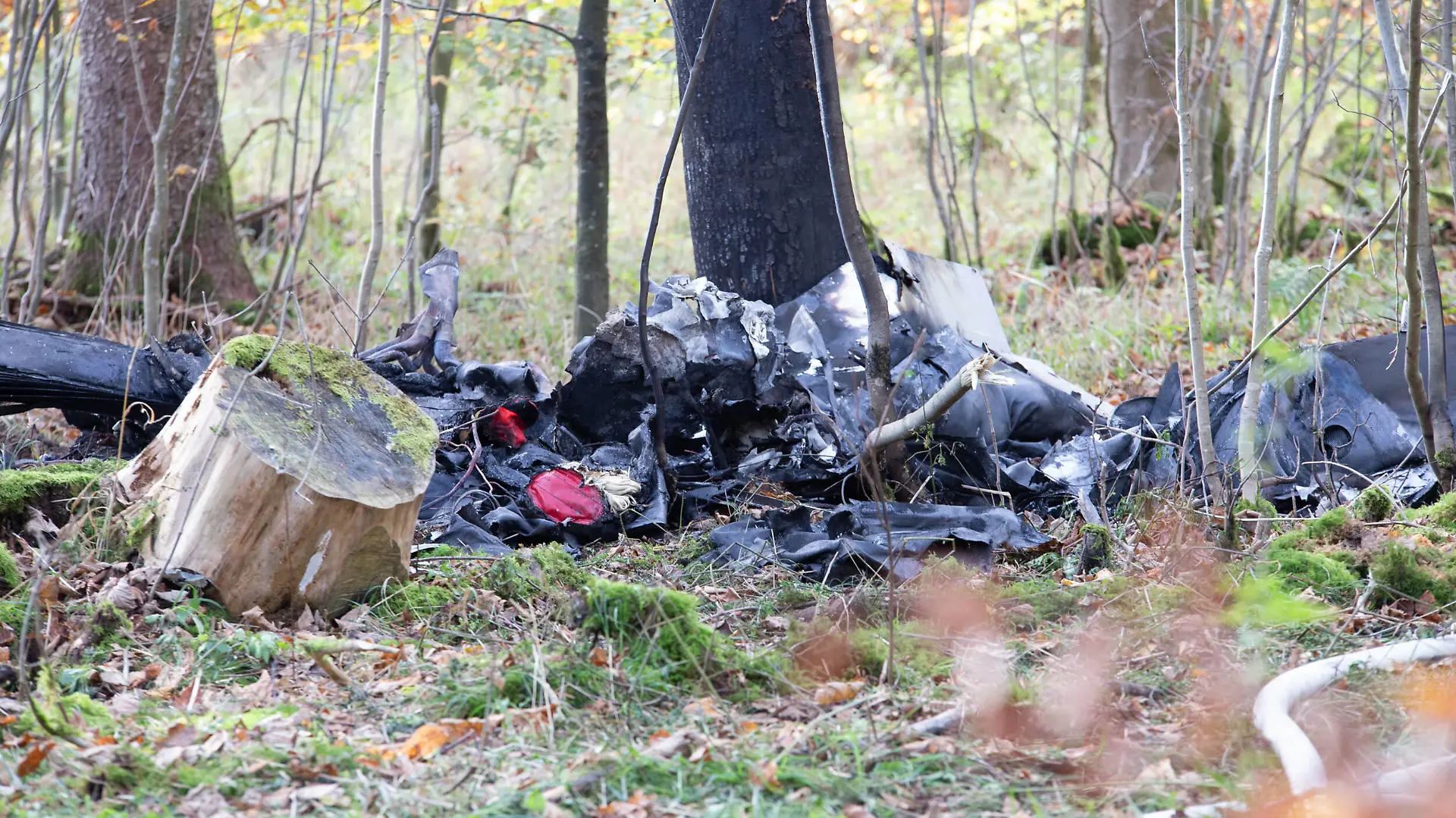  Flugzeugabsturz, 29.10.2022, Baden-Württemberg, Altheim Alb: Rettungskräfte sichern am Mittwoch nach dem Absturz eines Kleinflugzeugs eine Unfallstelle im Wald. Aus ungeklärter Ursache stürzte die Maschine ab brannte aus. Zwei Menschen starben. Altheim Alb Baden-Württemberg Deutschland Altheim Alb *** Plane crash, 29 10 2022, Baden Württemberg, Altheim Alb Rescue workers secure an accident site in the forest on Wednesday after the crash of a small plane For unexplained reasons, the plane crashed burned out Two people died Altheim Alb Baden Württemberg Germany Altheim Alb Copyright: x xonw-imagesx/xDennisxStraubx