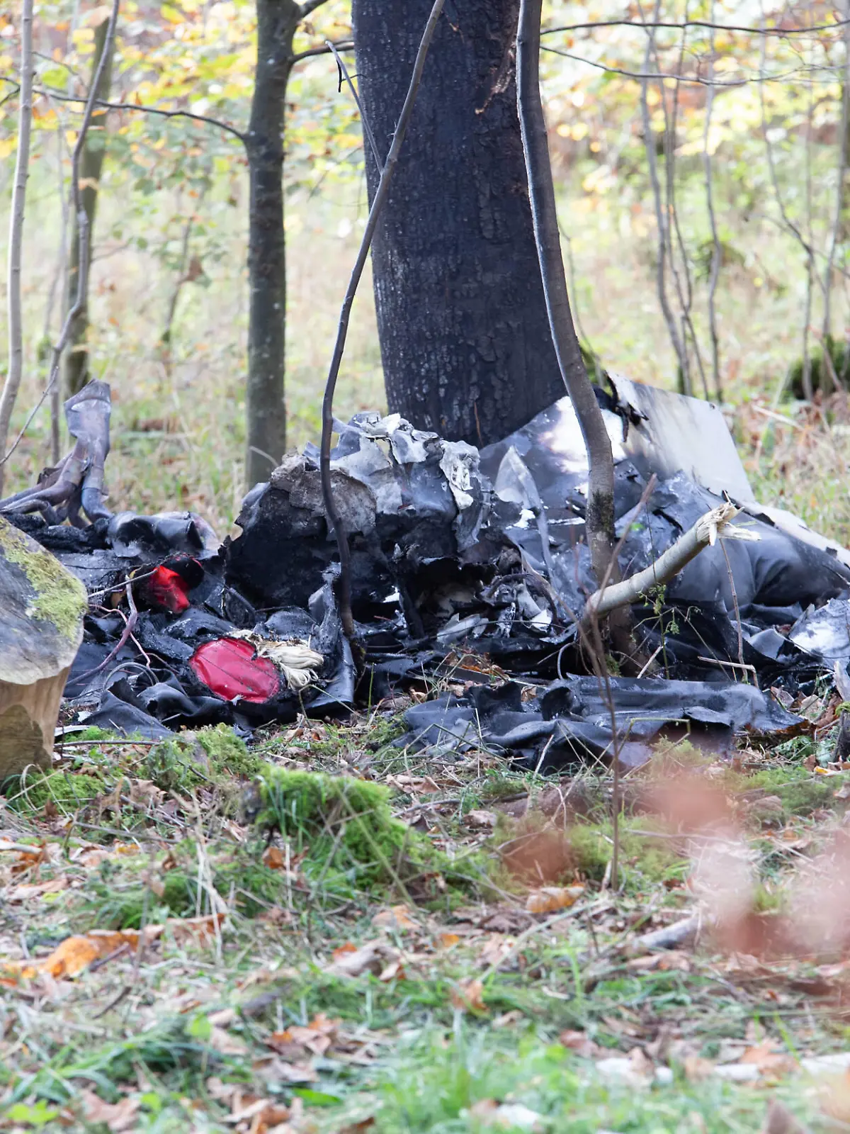  Flugzeugabsturz, 29.10.2022, Baden-Württemberg, Altheim Alb: Rettungskräfte sichern am Mittwoch nach dem Absturz eines Kleinflugzeugs eine Unfallstelle im Wald. Aus ungeklärter Ursache stürzte die Maschine ab brannte aus. Zwei Menschen starben. Altheim Alb Baden-Württemberg Deutschland Altheim Alb *** Plane crash, 29 10 2022, Baden Württemberg, Altheim Alb Rescue workers secure an accident site in the forest on Wednesday after the crash of a small plane For unexplained reasons, the plane crashed burned out Two people died Altheim Alb Baden Württemberg Germany Altheim Alb Copyright: x xonw-imagesx/xDennisxStraubx