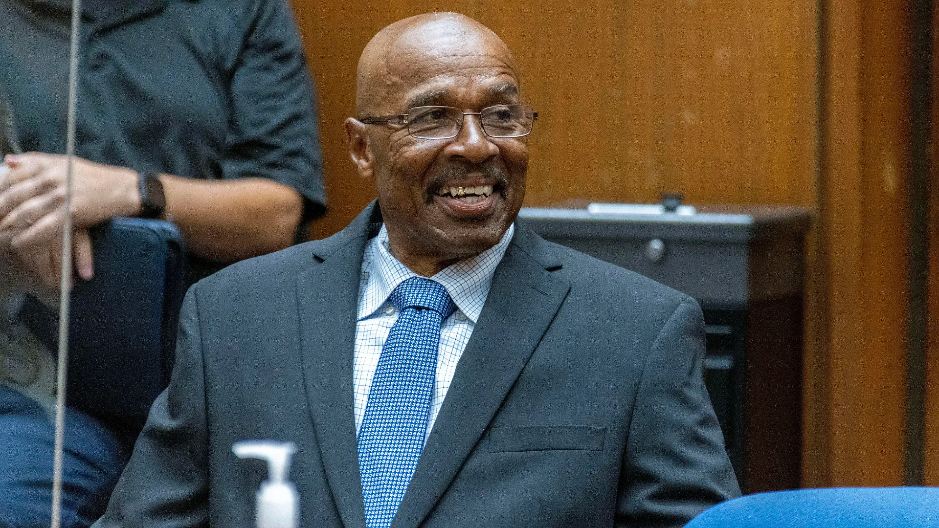 HANDOUT - 21.10.2022, USA, Los Angeles: Auf diesem von der Cal State LA zur Verfügung gestellten Bild lächelt Maurice Hastings bei einer Anhörung am Los Angeles Superior Court, bei der ein Richter seine Verurteilung wegen Mordes aufhob, nachdem neue DNA-Beweise ihn entlastet hatten, 20. Oktober 2022 in Los Angeles. Foto: J. Emilio Flores/Cal State LA via AP/dpa - ACHTUNG: Nur zur redaktionellen Verwendung und nur mit vollständiger Nennung des vorstehenden Credits bis zum 13.11.2022. +++ dpa-Bildfunk +++