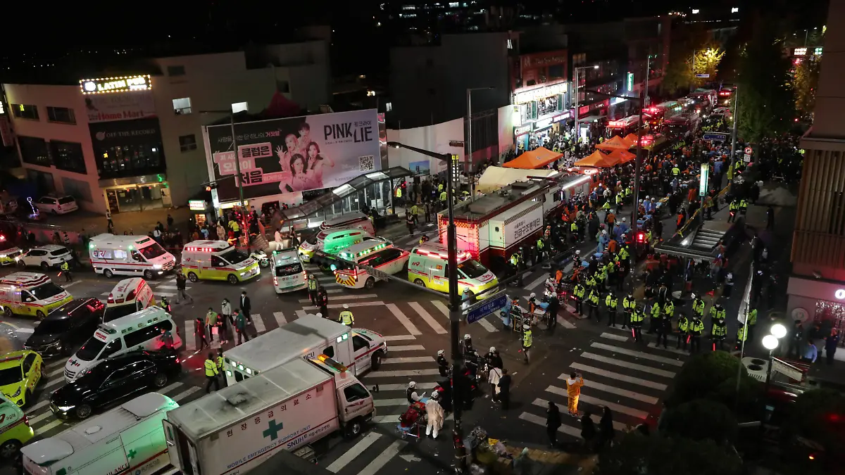 Südkorea, zahlreiche Tote nach Massenpanik in Seoul 149 confirmed dead in Halloween stampede in Seoul s Itaewon SEOUL, SOUTH KOREA, OCT 30: 149 people confirmed dead and 100 were injured in a Halloween stampede in Seoul s Itaewon. Paramedics rescue people suffering from cardiac arrest in Seoul, South Korea on October 30, 2022. As many as one hundred thousand people gathered to enjoy Halloween parties in the nightlife district of Itaewon, Seoul, and the stampede took place in a narrow alleyway near the Hamilton Hotel. The National Fire Agency said the death toll could be increased. Seoul Itaewon South Korea 7652_265664 Copyright: xJimmyxHan/PentaPressx