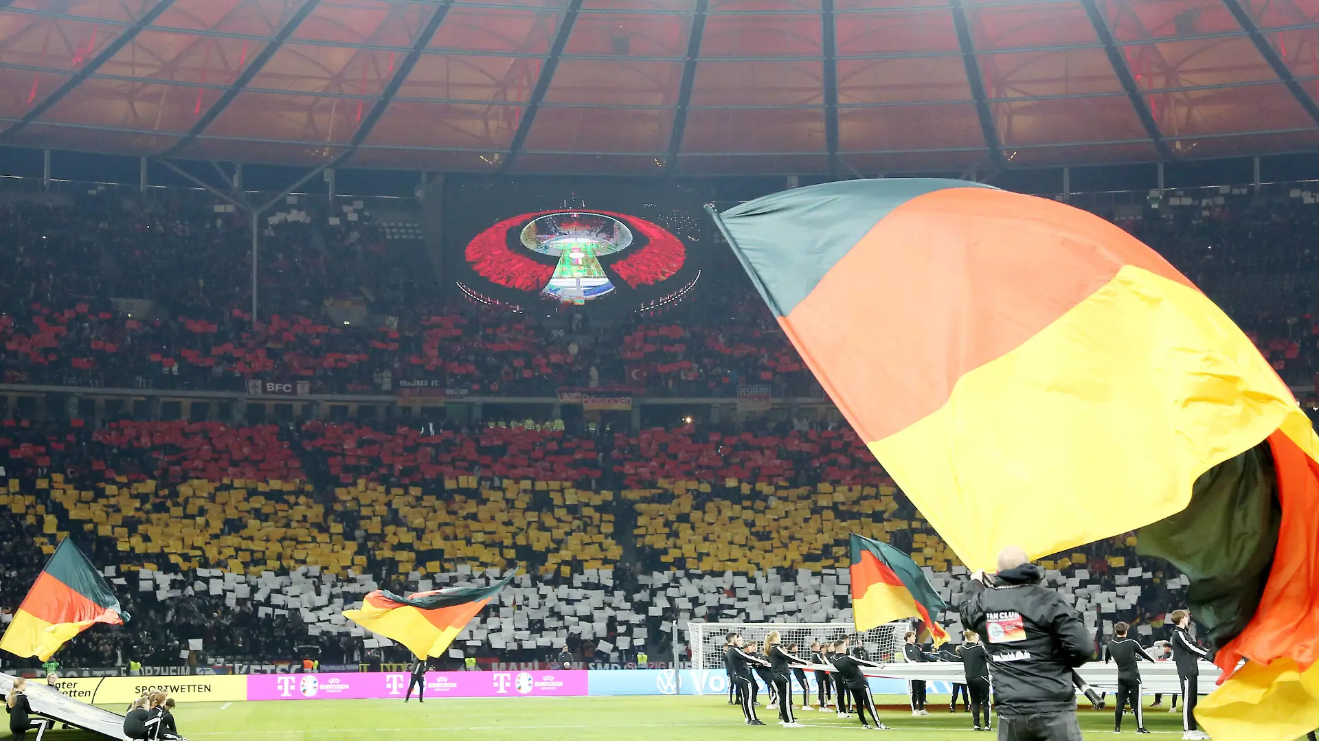 Olympiastadion Sportstätte Übersicht Deutschlandfahne Choreografie vor dem Spiel / / Fußball Fussball / Länderspiel Nationalmannschaft DFB Herren / Saison 2023/2024 / 18.11.2023 / Deutschland GER vs. Türkei / DFL regulations prohibit any use of photographs as image sequences and/or quasi-video. / *** Olympiastadion Sportstätte Übersicht Deutschlandfahne Choreografie vor dem Spiel Sport Fußball Fußball Länderspiel Nationalmannschaft DFB Herren Saison 2023 2024 18 11 2023 Germany GER vs Turkey DFL regulations prohibit any use of photographs as image sequences and or quasi video