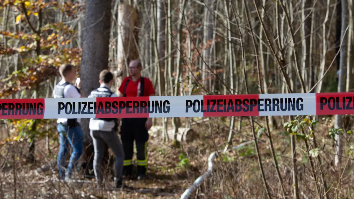  Flugzeugabsturz, 29.10.2022, Baden-Württemberg, Altheim Alb: Rettungskräfte sichern am Mittwoch nach dem Absturz eines Kleinflugzeugs eine Unfallstelle im Wald. Aus ungeklärter Ursache stürzte die Maschine ab brannte aus. Zwei Menschen starben. Altheim Alb Baden-Württemberg Deutschland Altheim Alb *** Plane crash, 29 10 2022, Baden Württemberg, Altheim Alb Rescue workers secure an accident site in the forest on Wednesday after the crash of a small plane For unexplained reasons, the plane crashed burned out Two people died Altheim Alb Baden Württemberg Germany Altheim Alb Copyright: x xonw-imagesx/xDennisxStraubx