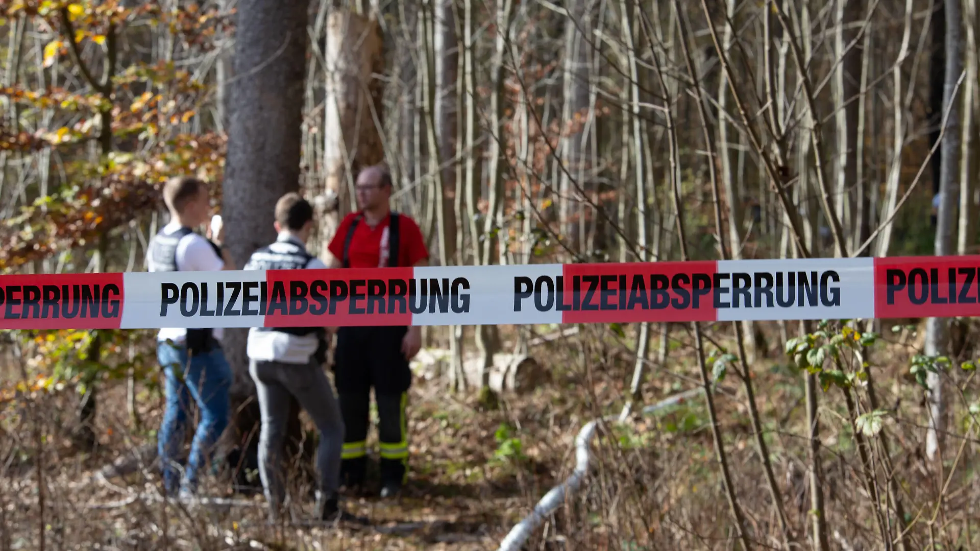  Flugzeugabsturz, 29.10.2022, Baden-Württemberg, Altheim Alb: Rettungskräfte sichern am Mittwoch nach dem Absturz eines Kleinflugzeugs eine Unfallstelle im Wald. Aus ungeklärter Ursache stürzte die Maschine ab brannte aus. Zwei Menschen starben. Altheim Alb Baden-Württemberg Deutschland Altheim Alb *** Plane crash, 29 10 2022, Baden Württemberg, Altheim Alb Rescue workers secure an accident site in the forest on Wednesday after the crash of a small plane For unexplained reasons, the plane crashed burned out Two people died Altheim Alb Baden Württemberg Germany Altheim Alb Copyright: x xonw-imagesx/xDennisxStraubx