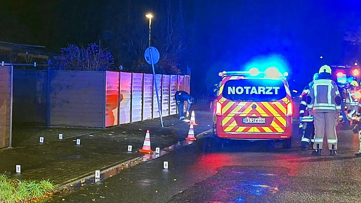19.11.2023, Niedersachsen, Delmenhorst: Kräfte der Feuerwehr und des Rettungsdienstes sind an der Unfallstelle im Einsatz. Nach einem tödlichen Unfall ist ein Autofahrer geflüchtet, ohne sich um den sterbenden Mann zu kümmern. Für den überfahrenen Fußgänger, einen 58 Jahre alten Mann, kam jede Hilfe zu spät, wie ein Polizeisprecher mitteilte. Foto: -/Nord-West-Media/dpa +++ dpa-Bildfunk +++