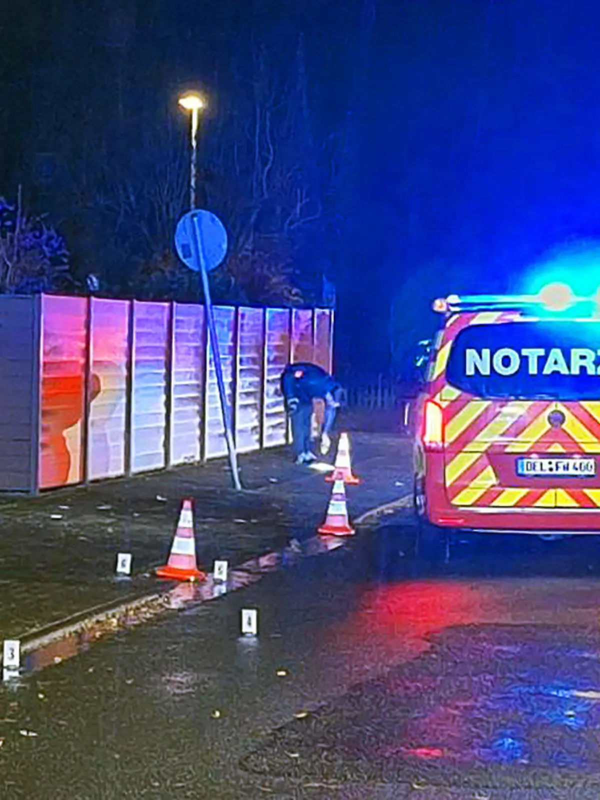 19.11.2023, Niedersachsen, Delmenhorst: Kräfte der Feuerwehr und des Rettungsdienstes sind an der Unfallstelle im Einsatz. Nach einem tödlichen Unfall ist ein Autofahrer geflüchtet, ohne sich um den sterbenden Mann zu kümmern. Für den überfahrenen Fußgänger, einen 58 Jahre alten Mann, kam jede Hilfe zu spät, wie ein Polizeisprecher mitteilte. Foto: -/Nord-West-Media/dpa +++ dpa-Bildfunk +++