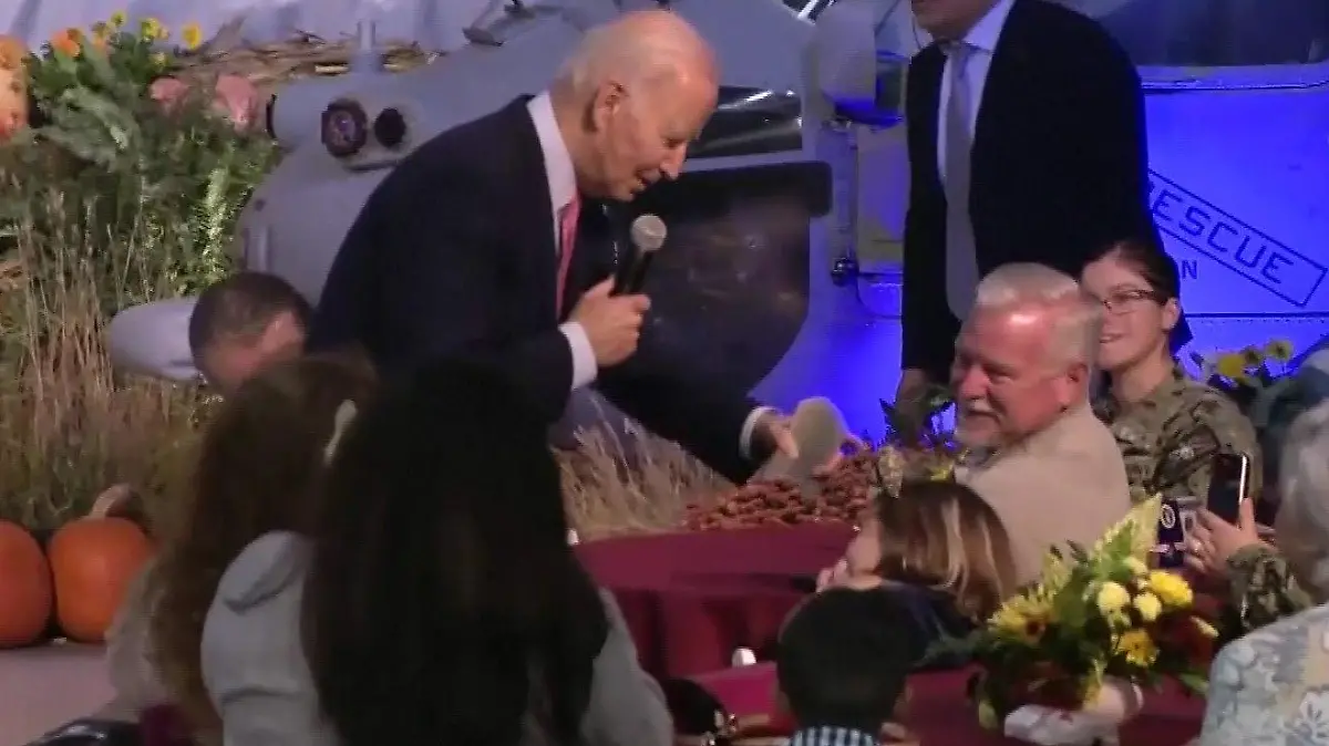 Joe Biden spricht ein Mädchen im Publikum auf ihr Leoparden-Stirnband mit Öhrchen an.