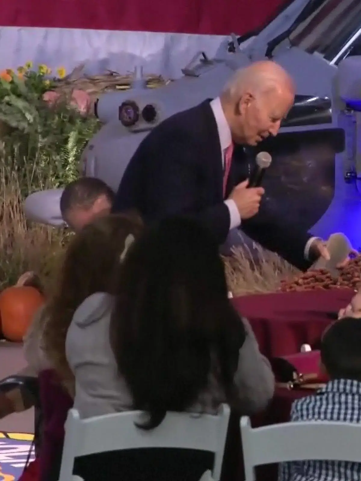 Joe Biden spricht ein Mädchen im Publikum auf ihr Leoparden-Stirnband mit Öhrchen an.