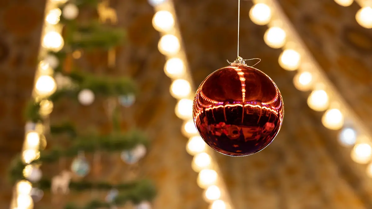 Weihnachtsdekoration auf dem Weihnachtsmarkt.